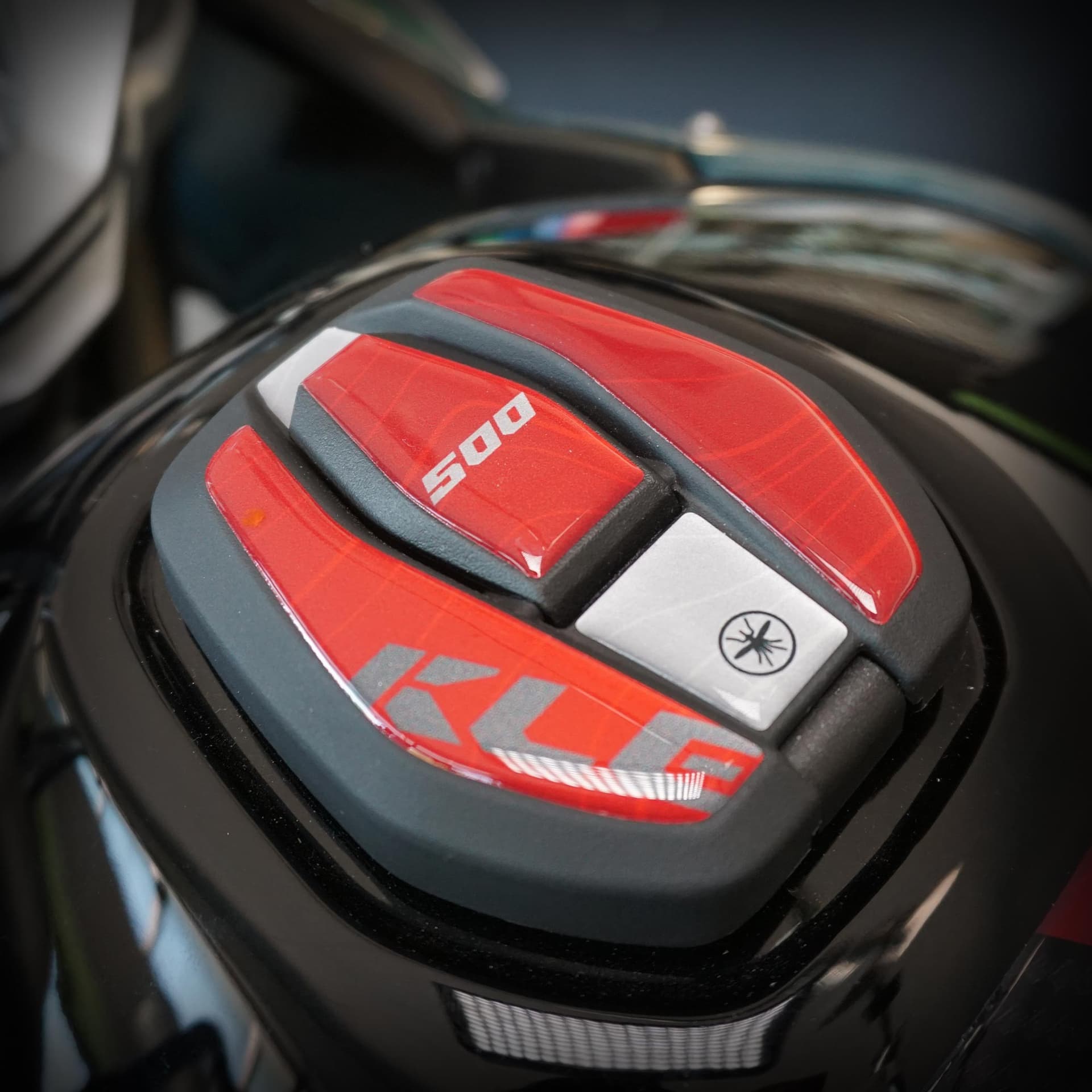 Adesivo 3D Protezione Tappo Serbatoio moto compatibile con Kawasaki KLE500 - 12