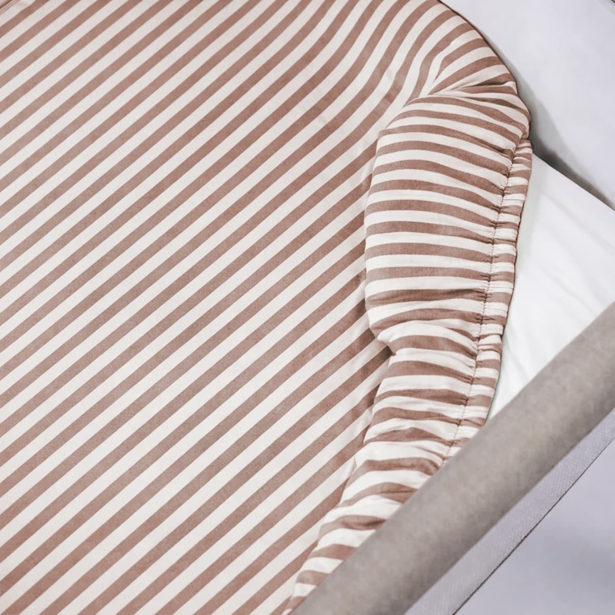 Lenzuolo con angoli per culla 90x50 cm Pasito a Pasito WM Praliné Strisce Moka - 2