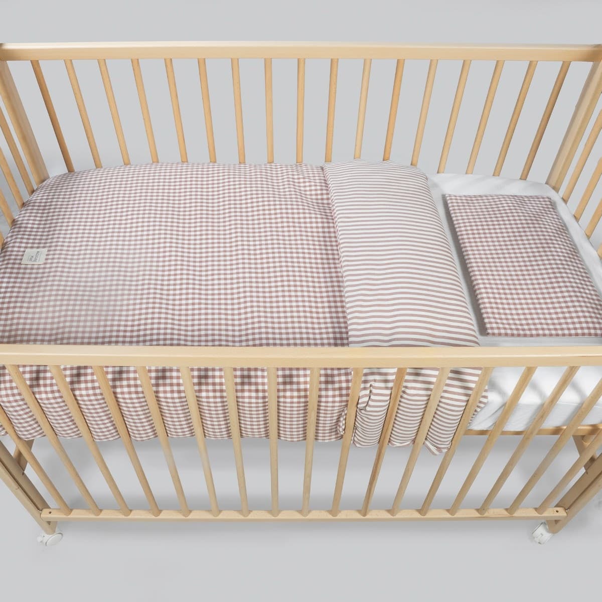 Piumino per culla + lenzuolo con angoli + cuscino 120x60 cm Pasito a Pasito WM Praliné Vichy/Strisce Moka TOG 2,5 - 2