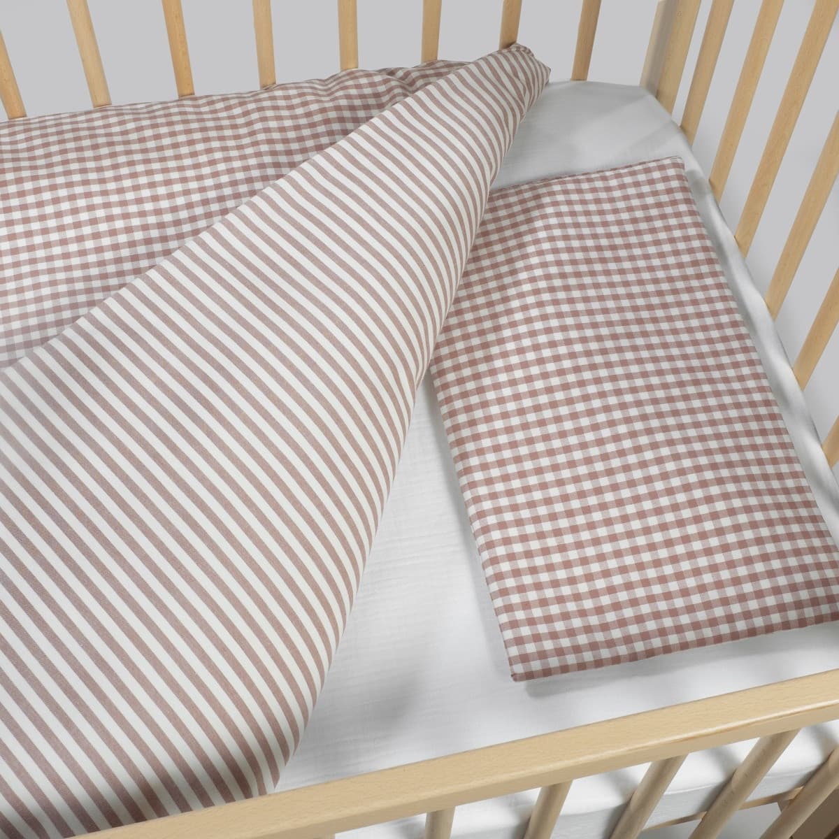 Piumino per culla + lenzuolo con angoli + cuscino 120x60 cm Pasito a Pasito WM Praliné Vichy/Strisce Moka TOG 2,5 - 3