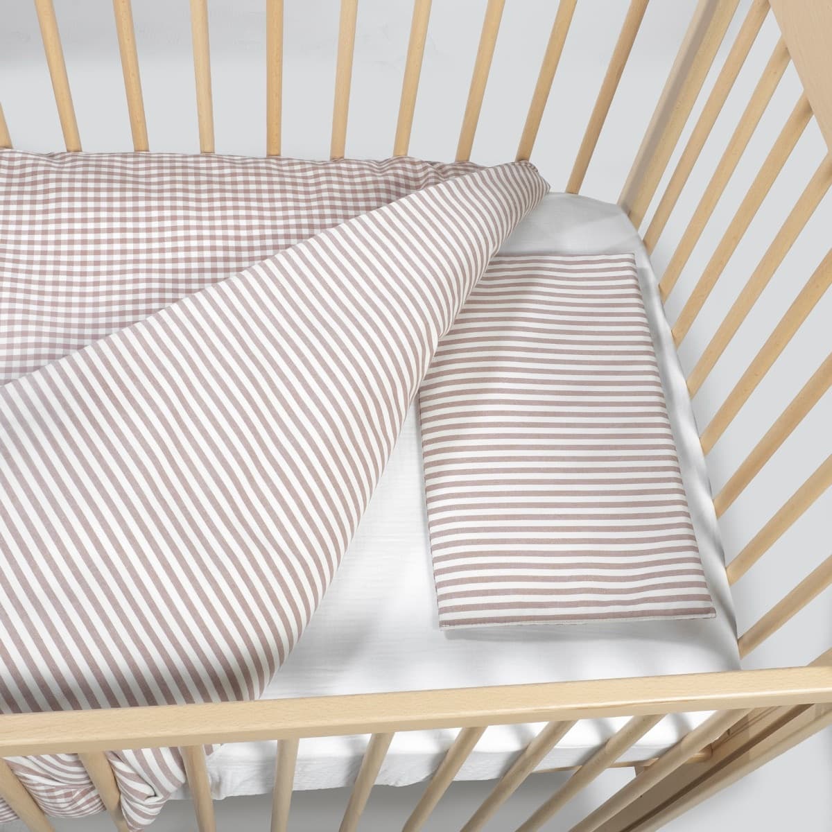 Piumino per culla + lenzuolo con angoli + cuscino 120x60 cm Pasito a Pasito WM Praliné Vichy/Strisce Moka TOG 2,5 - 4