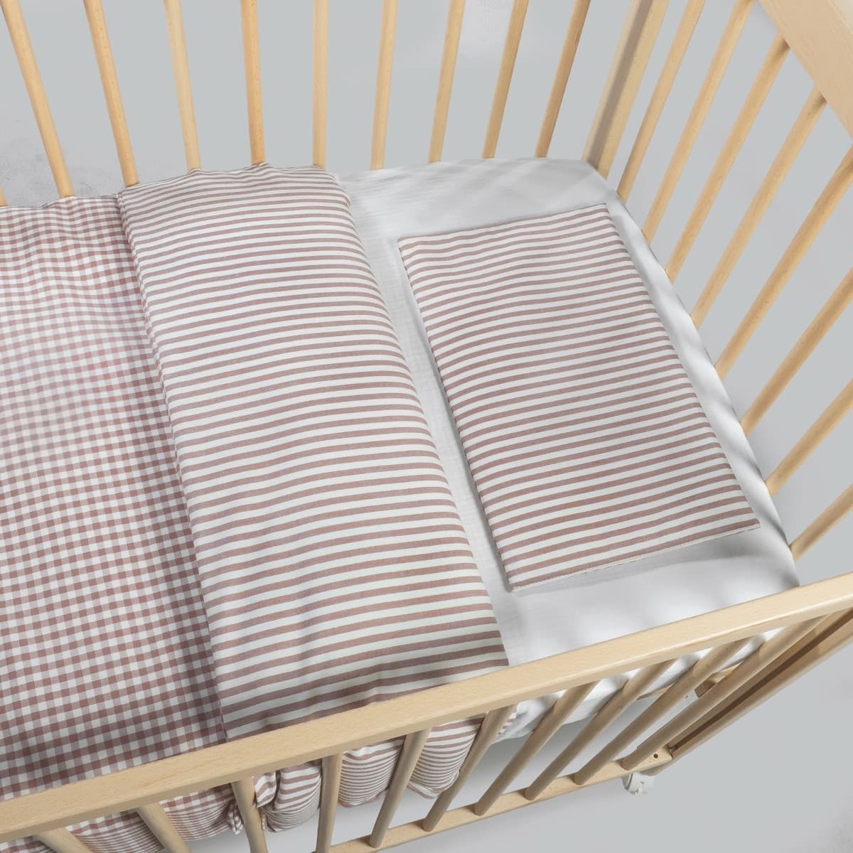 Piumino per culla + lenzuolo con angoli + cuscino 120x60 cm Pasito a Pasito WM Praliné Vichy/Strisce Moka TOG 2,5 - 5