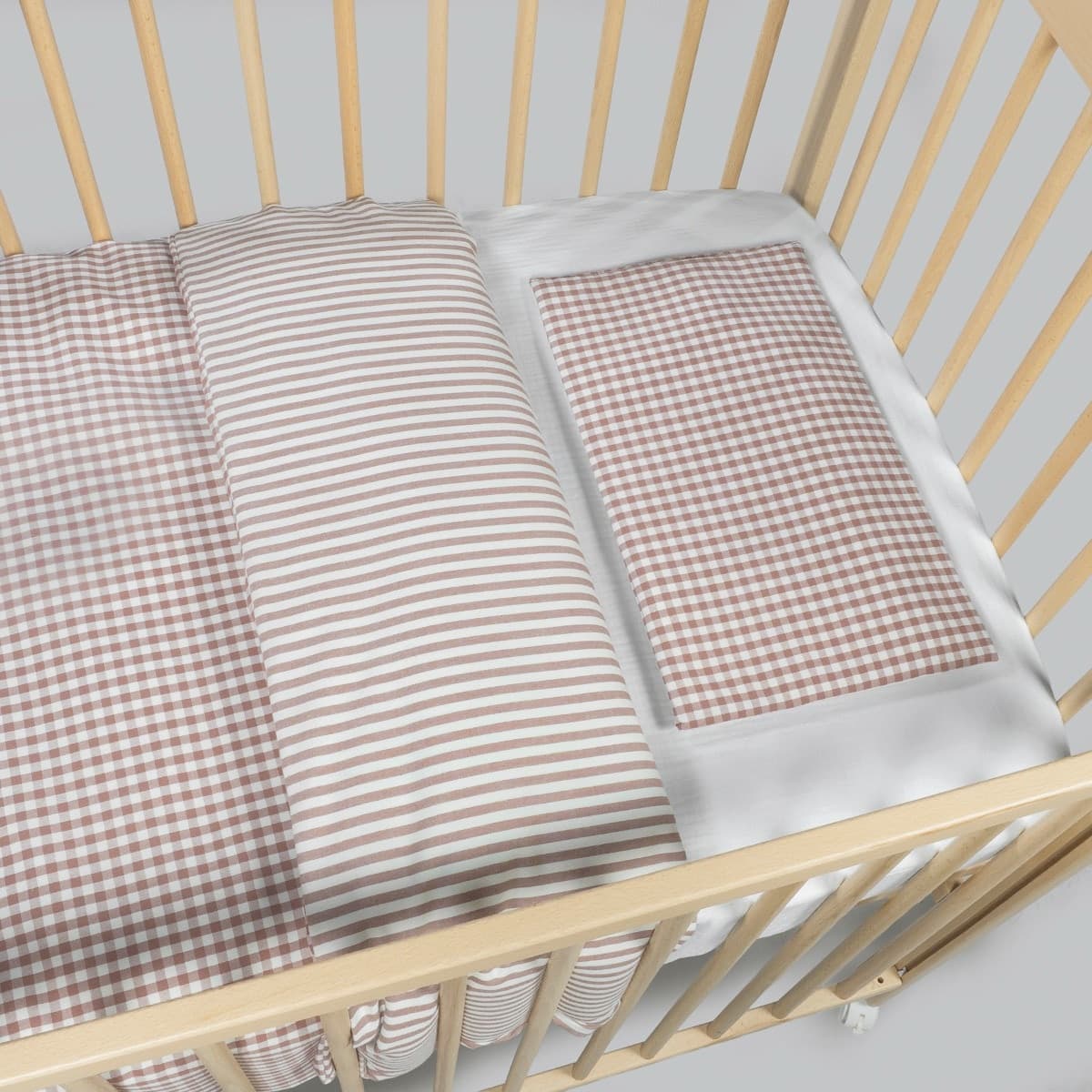 Piumino per culla + lenzuolo con angoli + cuscino 120x60 cm Pasito a Pasito WM Praliné Vichy/Strisce Moka TOG 2,5 - 6