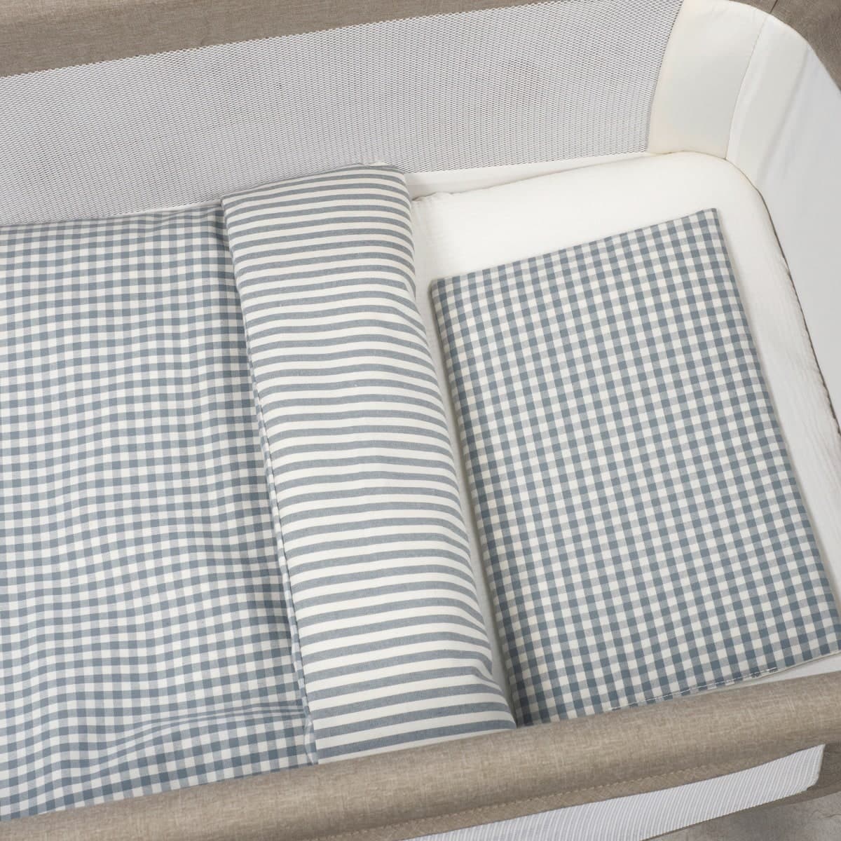 Piumino per culla + lenzuolo con angoli + cuscino 90x50 cm Pasito a Pasito WM Praliné Vichy/Strisce Matcha TOG 2,5 - 6