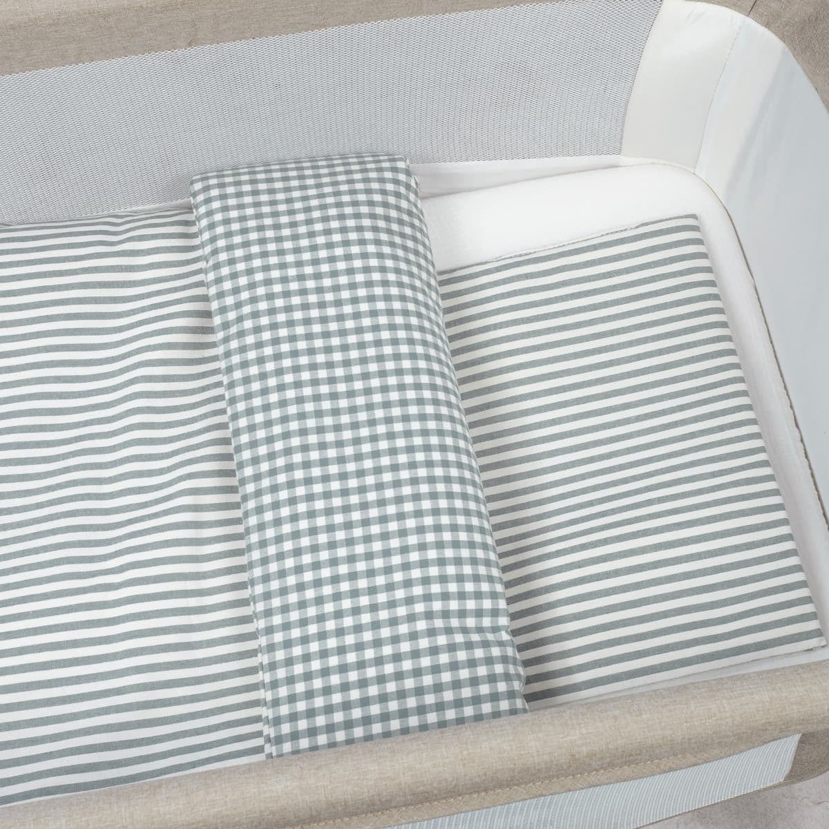 Piumino per culla + lenzuolo con angoli + cuscino 90x50 cm Pasito a Pasito WM Praliné Vichy/Strisce Matcha TOG 2,5 - 7