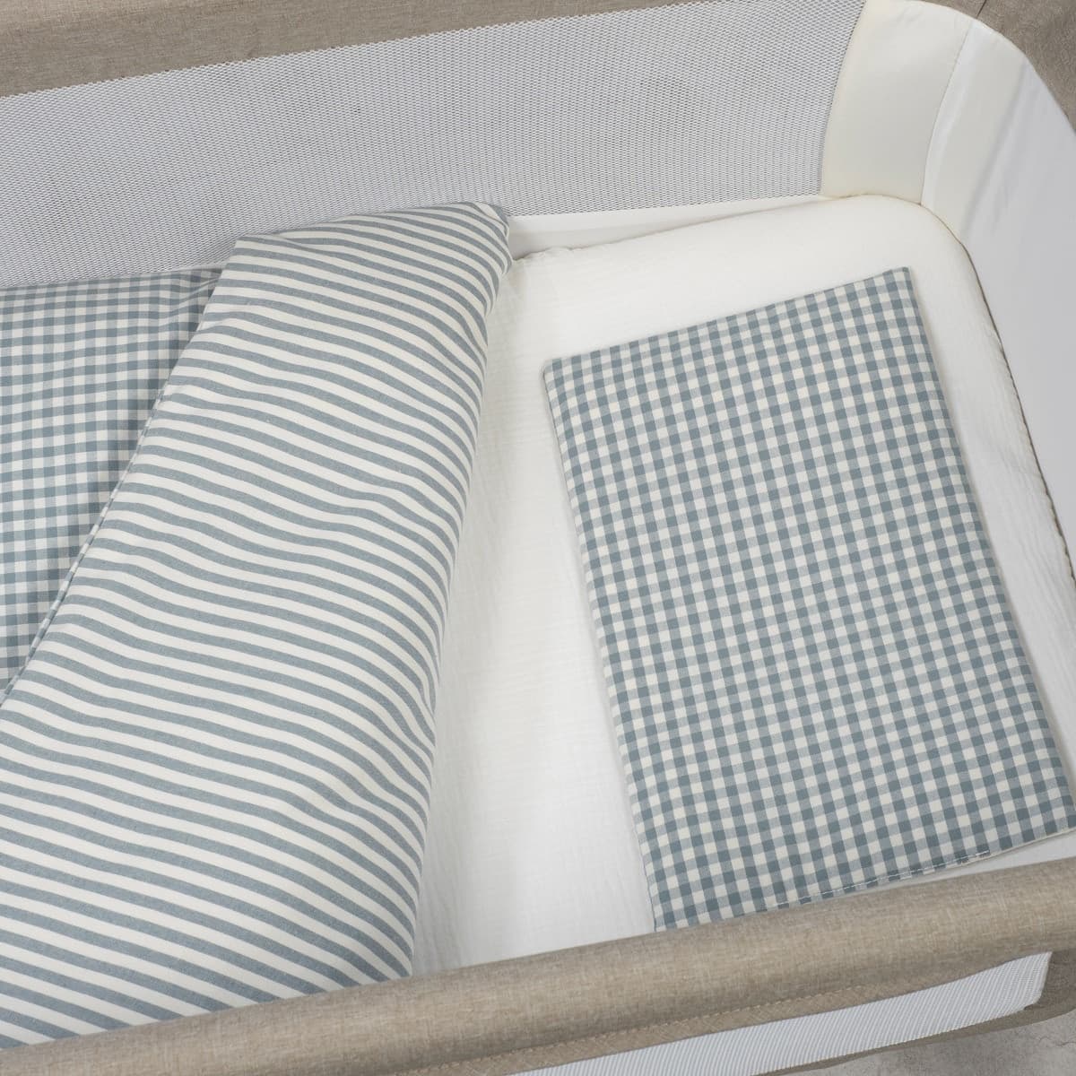 Piumino per culla + lenzuolo con angoli + cuscino 90x50 cm Pasito a Pasito WM Praliné Vichy/Strisce Matcha TOG 2,5 - 8