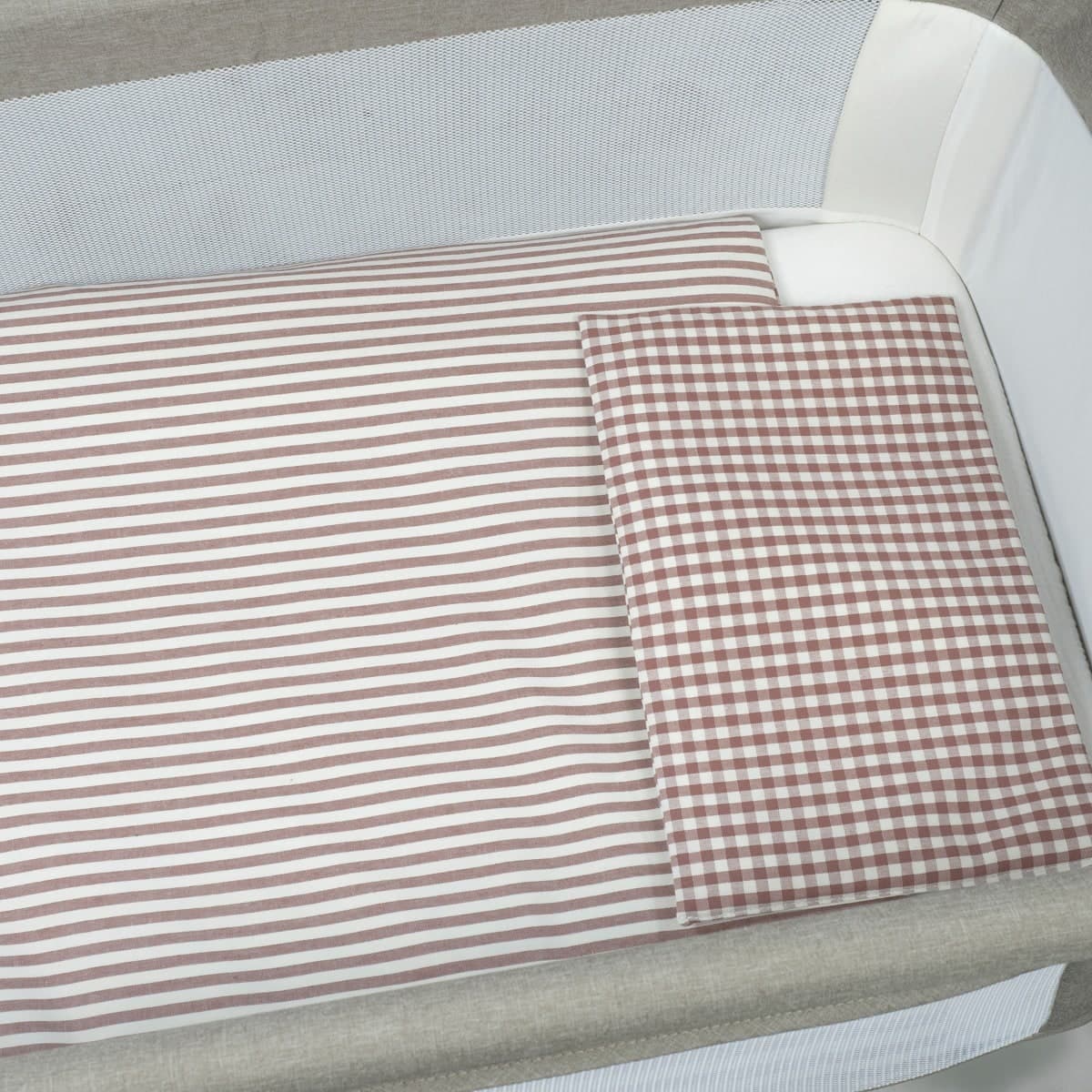 Piumino per culla + lenzuolo con angoli + cuscino 90x50 cm Pasito a Pasito WM Praliné Vichy/Strisce Moka TOG 2,5 - 5