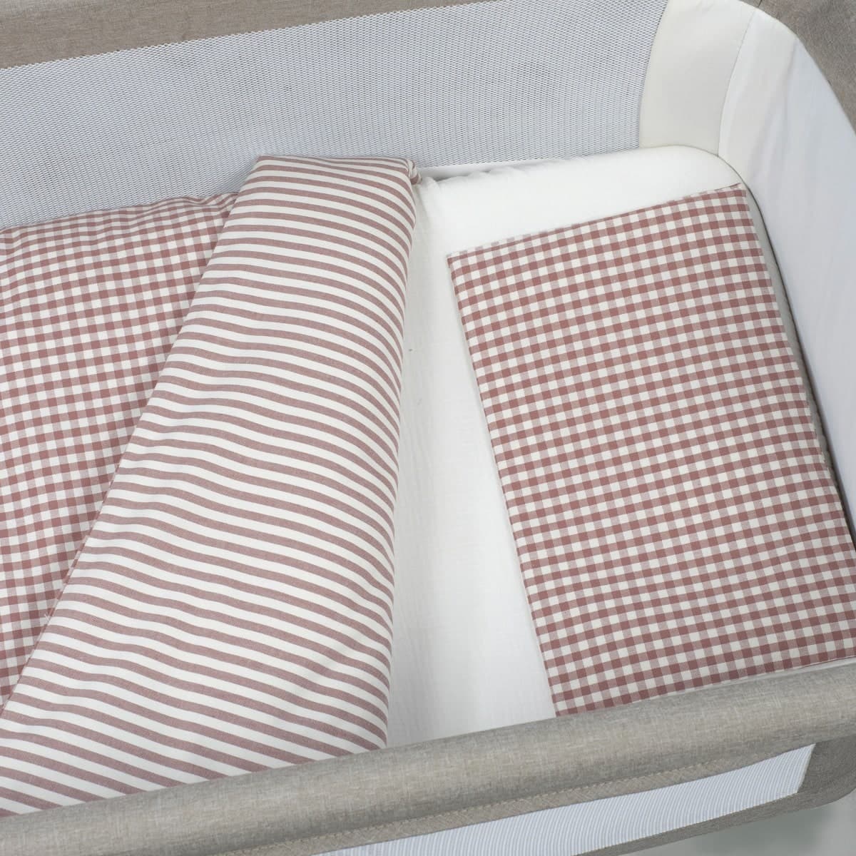 Piumino per culla + lenzuolo con angoli + cuscino 90x50 cm Pasito a Pasito WM Praliné Vichy/Strisce Moka TOG 2,5 - 7