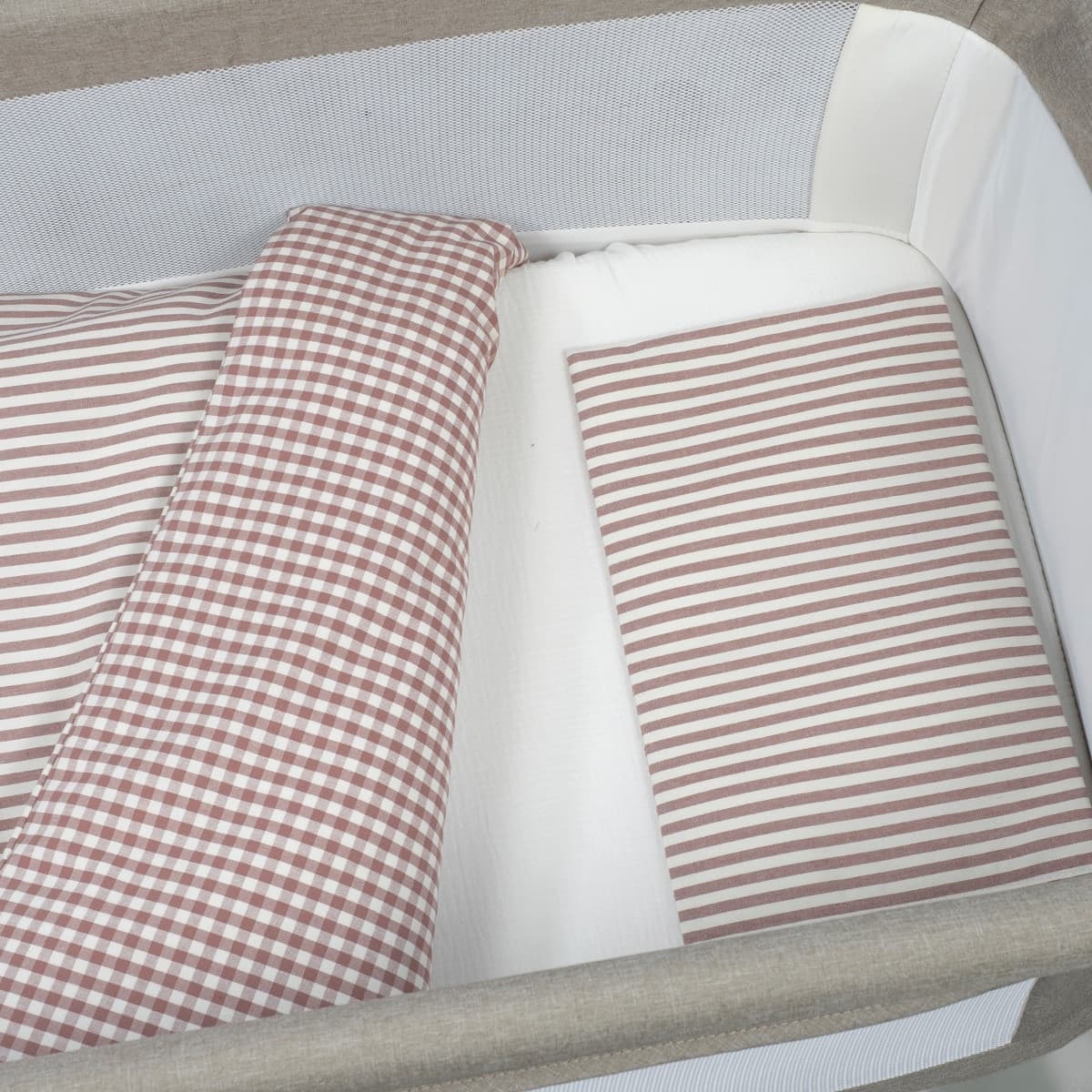 Piumino per culla + lenzuolo con angoli + cuscino 90x50 cm Pasito a Pasito WM Praliné Vichy/Strisce Moka TOG 2,5 - 9