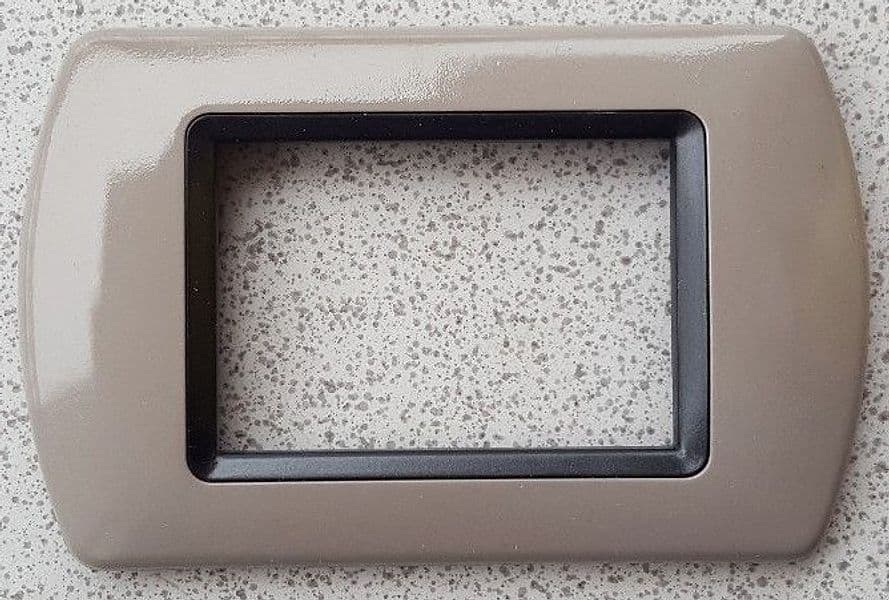 PLACCHETTE PLACCHE IN ABS COMPATIBILI PER SERIE LIVING INTERNATIONAL PLACCA - 90