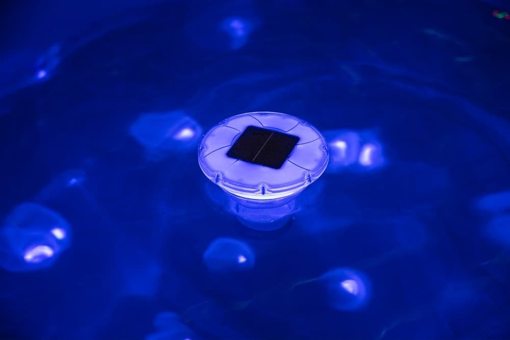 DOSATORE PER PASTIGLIE CLORO GALLEGGIANTE PISCINA CON LUCE LED AD ENERGIA SOLARE 58943 - 9