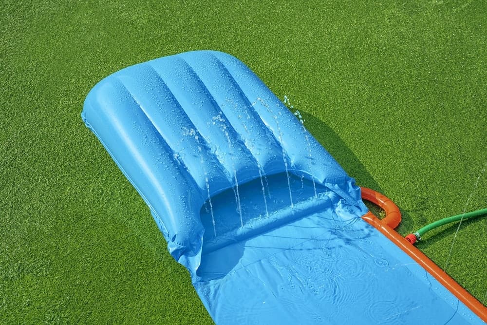 SCIVOLO ACQUATICO GONFIABILE MONOPOSTO 488 CM CON SPRUZZATORI D'ACQUA PER GIARDINO 52477 - 9