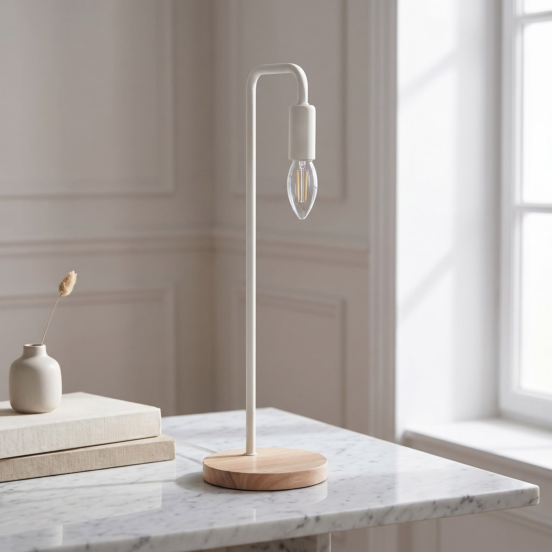 Lume adatto a comodini e scrivanie Con base in legno e corpo in metallo Disponibile in bianco o nero E14 - 1