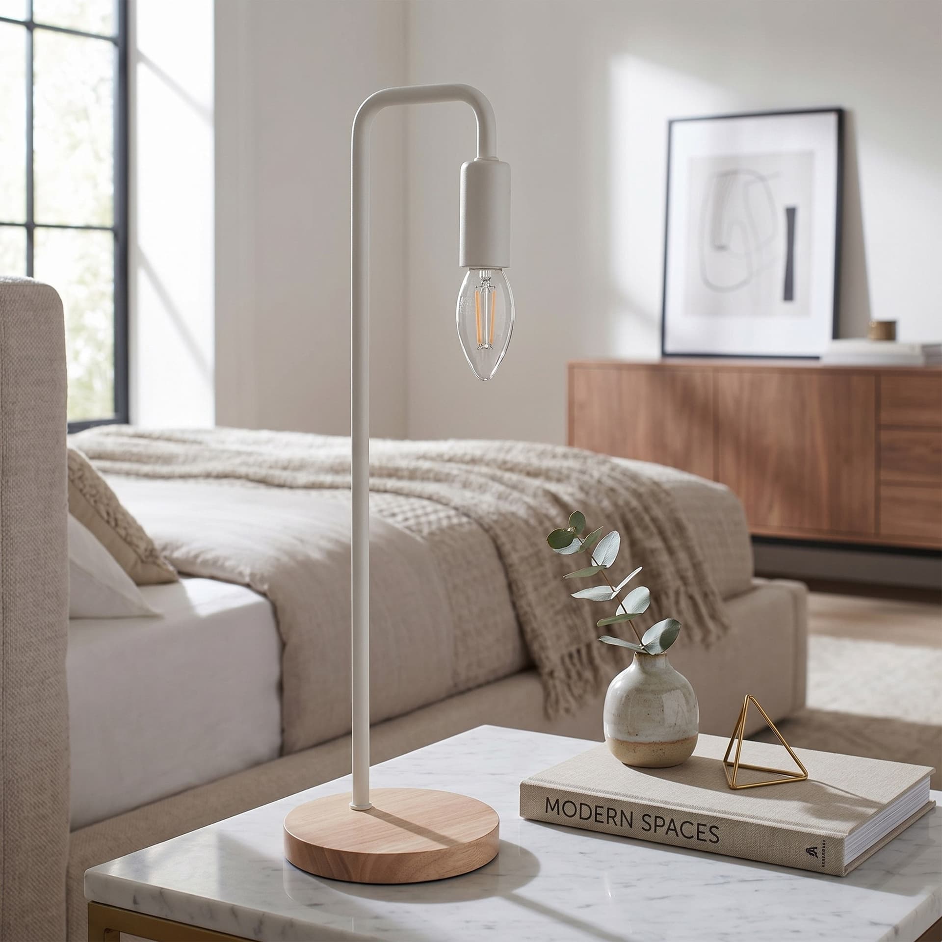 Lume adatto a comodini e scrivanie Con base in legno e corpo in metallo Disponibile in bianco o nero E14 - 2
