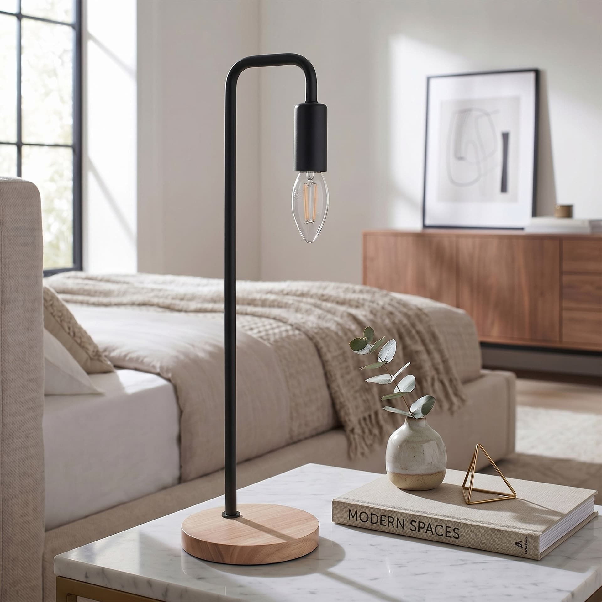 Lume adatto a comodini e scrivanie Con base in legno e corpo in metallo Disponibile in bianco o nero E14 - 7