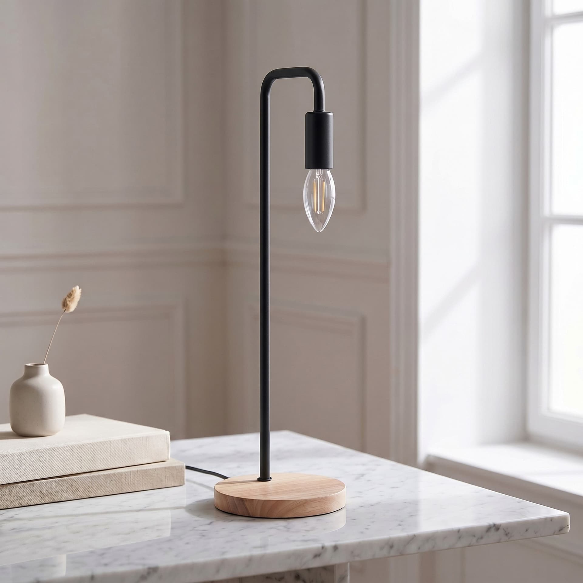 Lume adatto a comodini e scrivanie Con base in legno e corpo in metallo Disponibile in bianco o nero E14 - 8