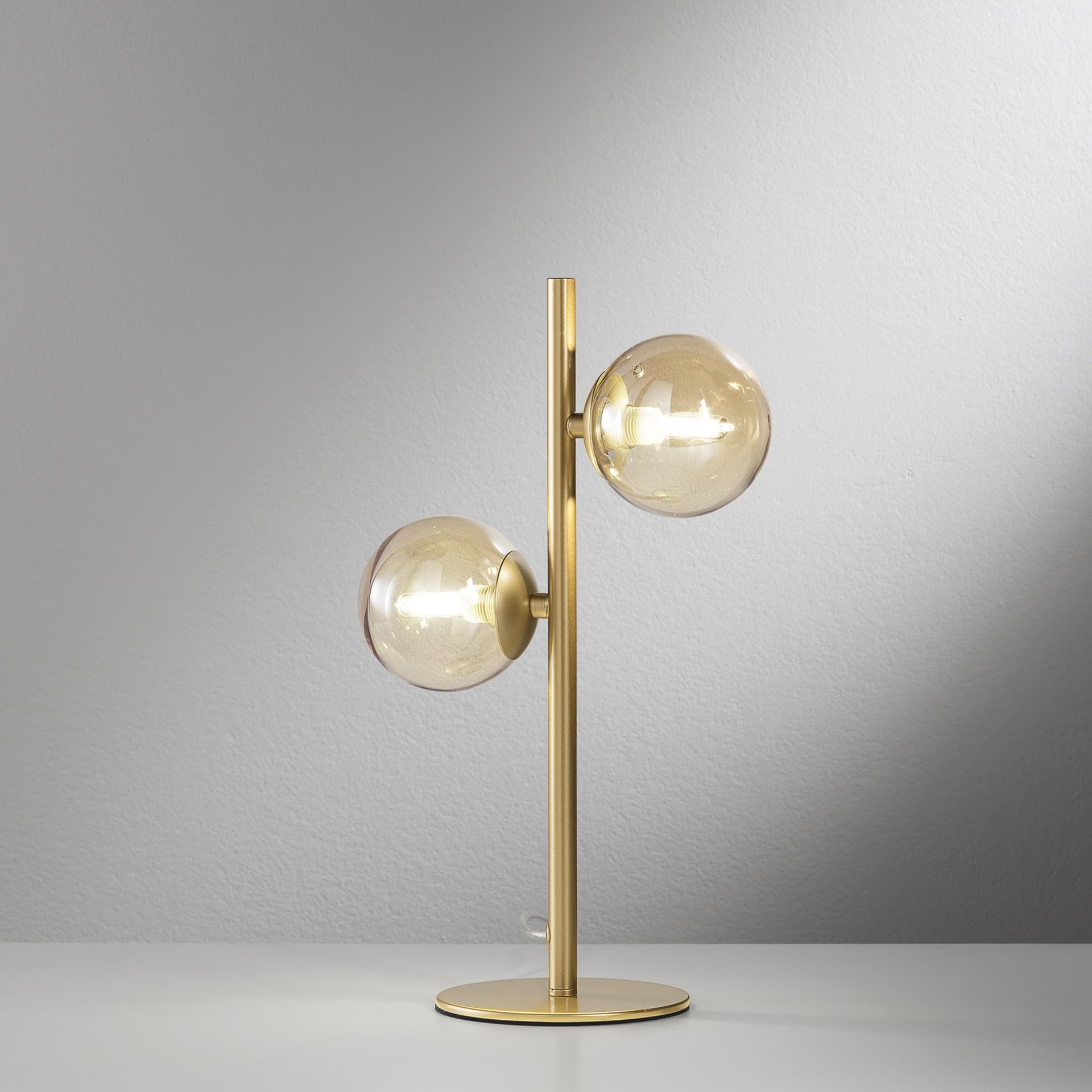 Lume da tavolo per interni design moderno disponibile in oro o nero 2XG9 - 4