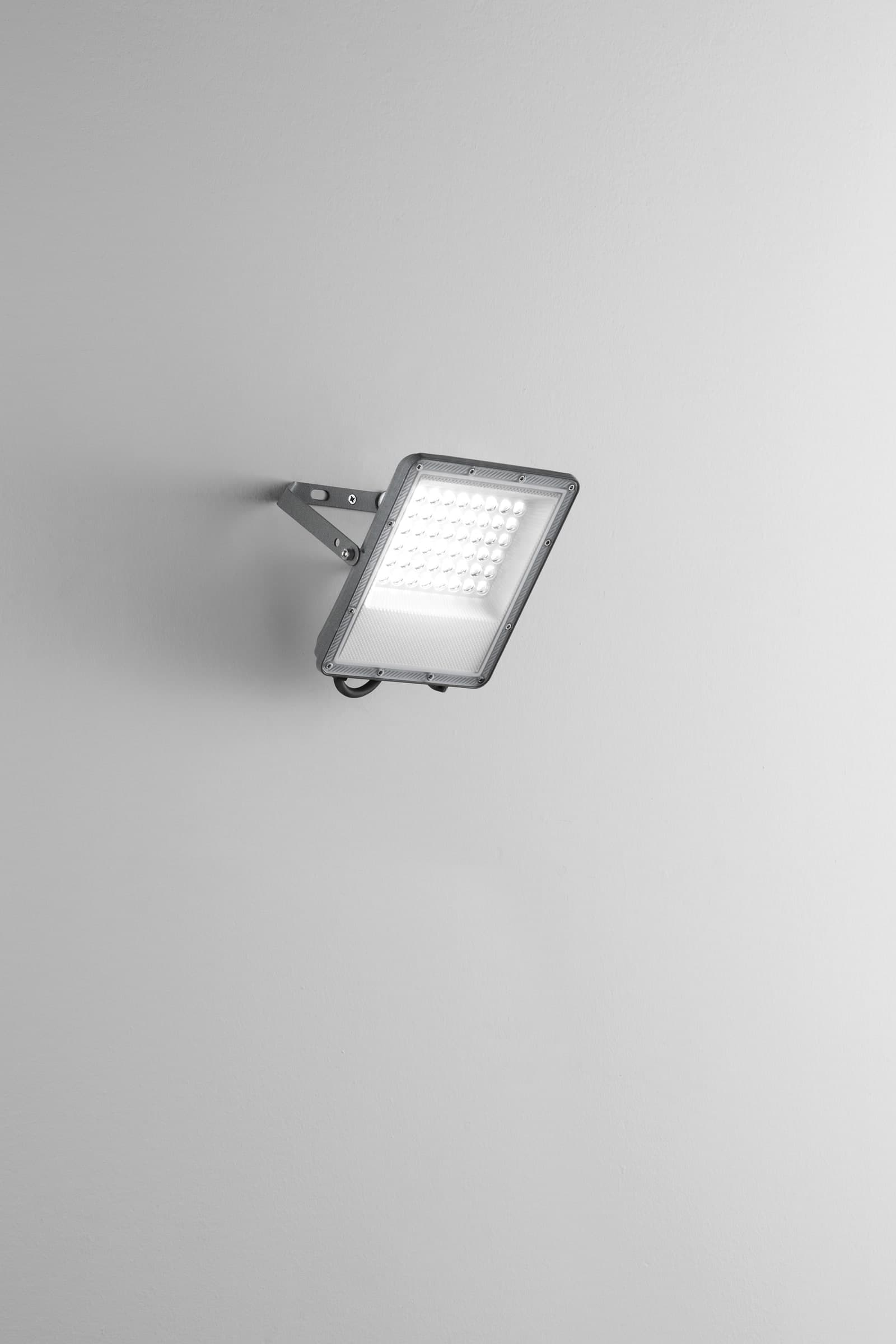 Proiettore LED design moderno adatto per esterni disponibile in bianco o argento 50W - 6