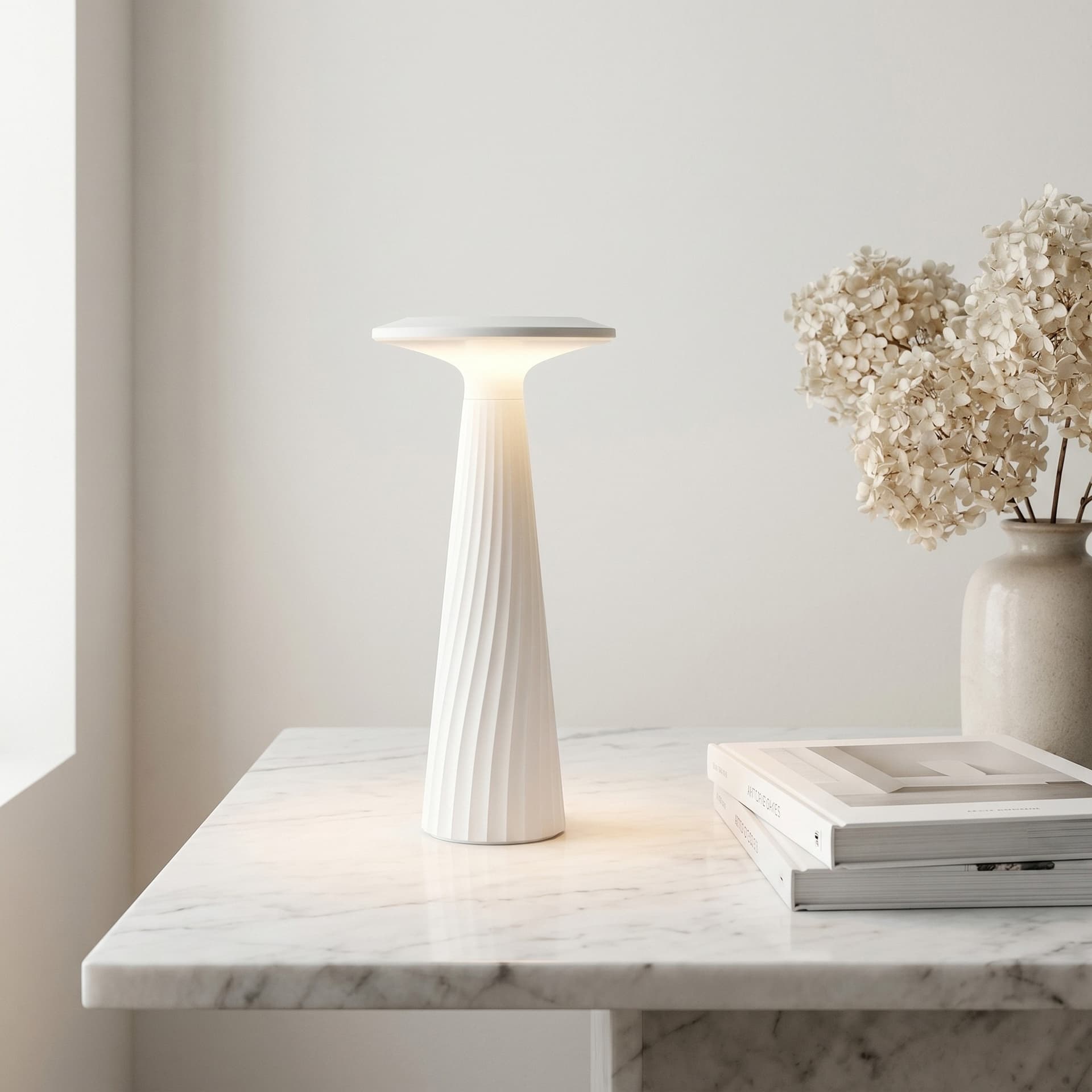 Lume LED Cordless 2.5W per esterni resistente all'umidità disponibile in bianco o nero - 1
