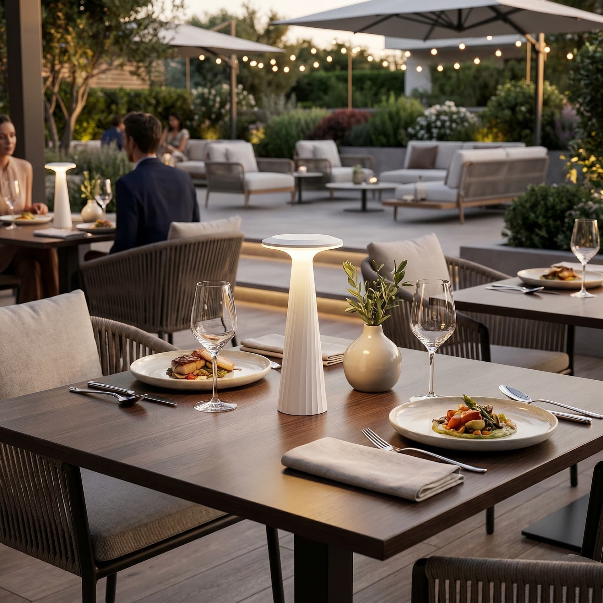 Lume LED Cordless 2.5W per esterni resistente all'umidità disponibile in bianco o nero - 2