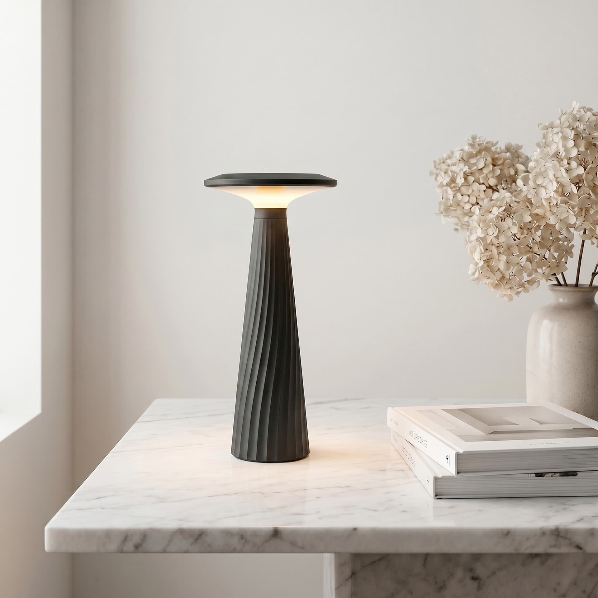 Lume LED Cordless 2.5W per esterni resistente all'umidità disponibile in bianco o nero - 5