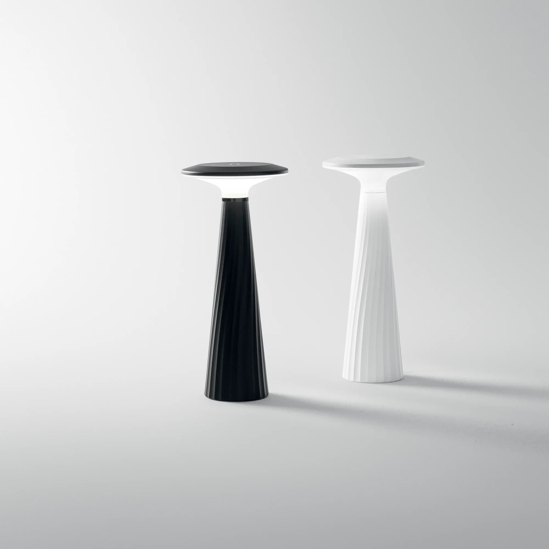Lume LED Cordless 2.5W per esterni resistente all'umidità disponibile in bianco o nero - 9