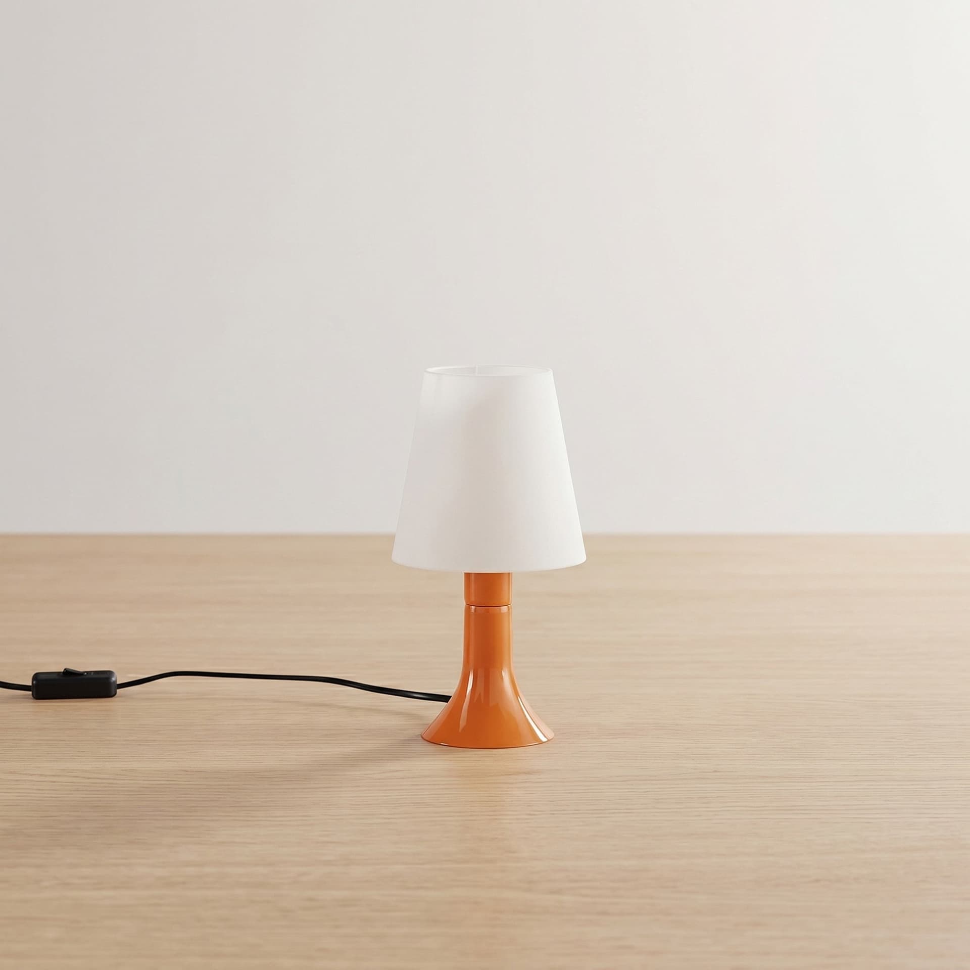 Lampada da comodino adatta anche a camere per bambini Disponibile in 5 varianti 1XE14 - 1