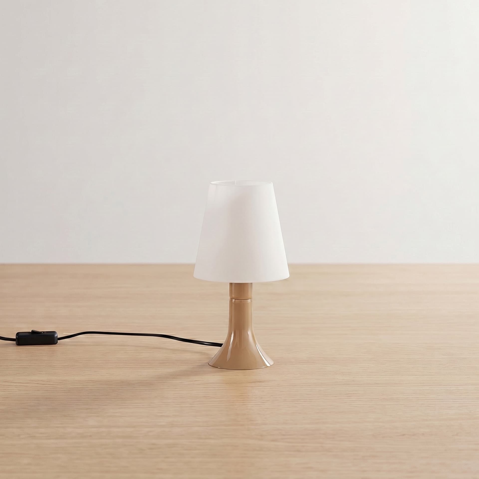Lampada da comodino adatta anche a camere per bambini Disponibile in 5 varianti 1XE14 - 11