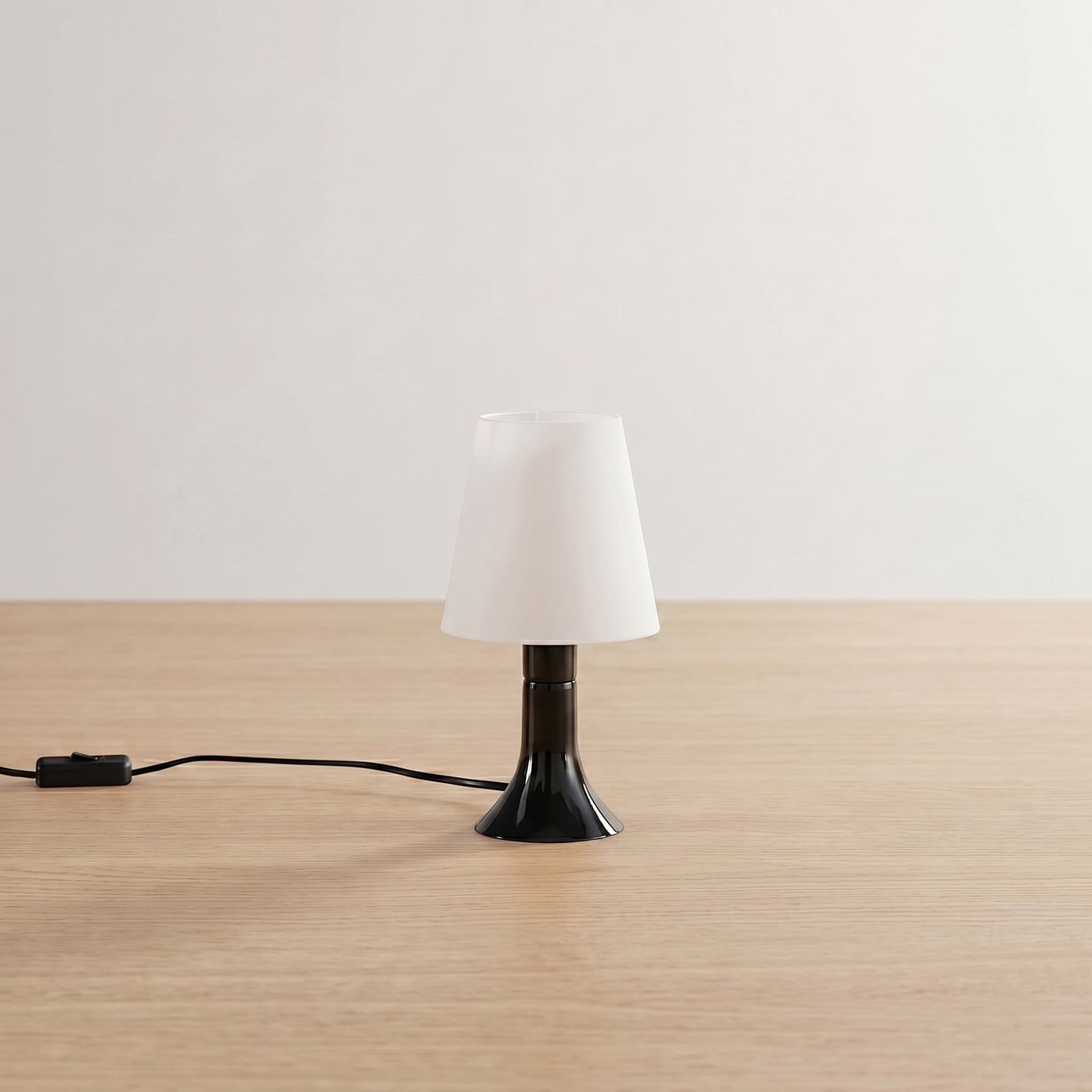 Lampada da comodino adatta anche a camere per bambini Disponibile in 5 varianti 1XE14 - 17