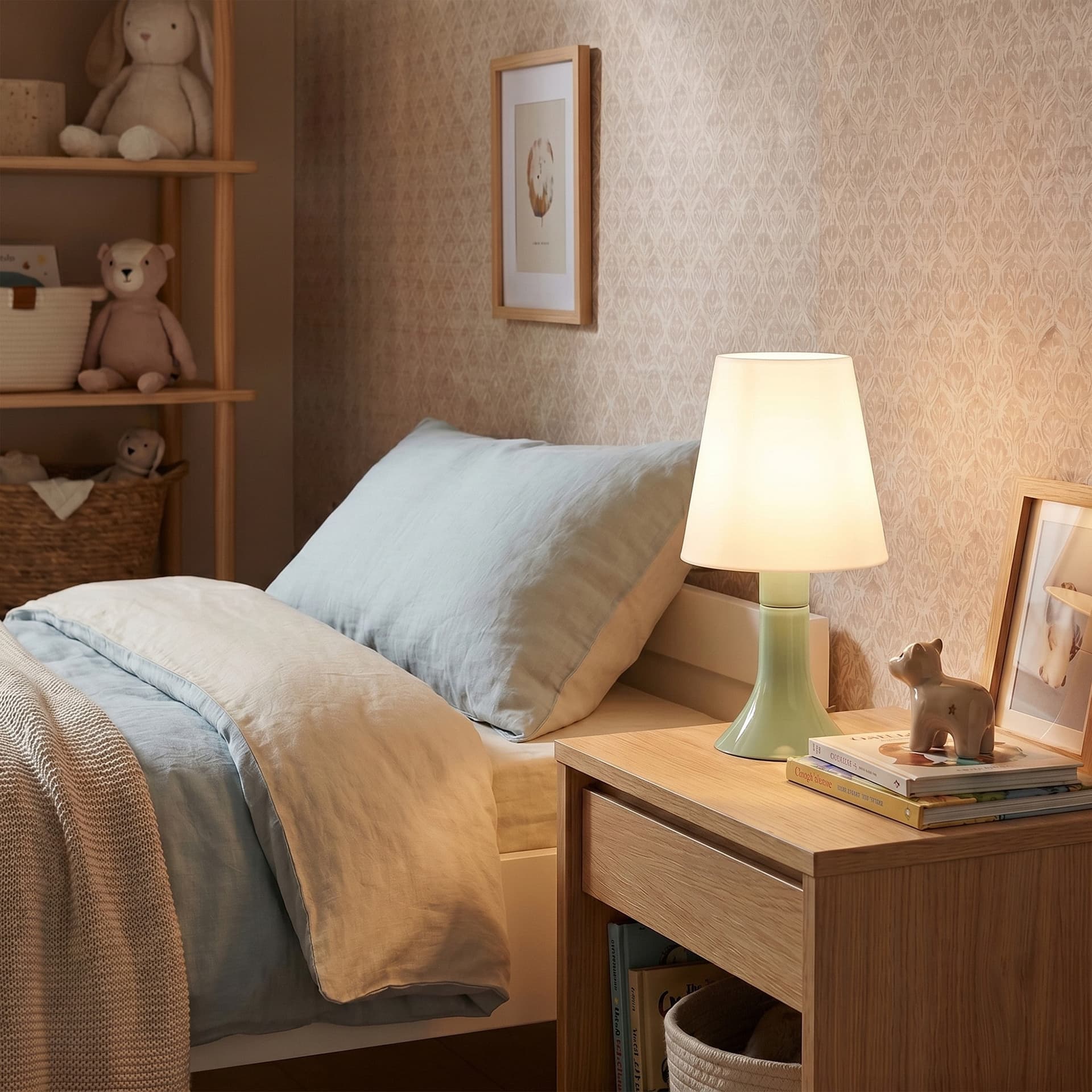 Lampada da comodino adatta anche a camere per bambini Disponibile in 5 varianti 1XE14 - 21