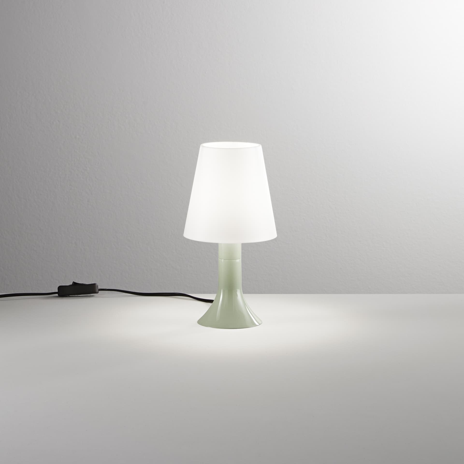 Lampada da comodino adatta anche a camere per bambini Disponibile in 5 varianti 1XE14 - 25
