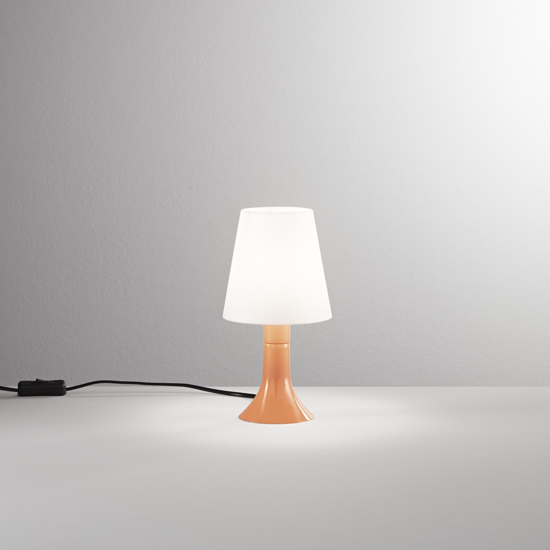 Lampada da comodino adatta anche a camere per bambini Disponibile in 5 varianti 1XE14 - 5