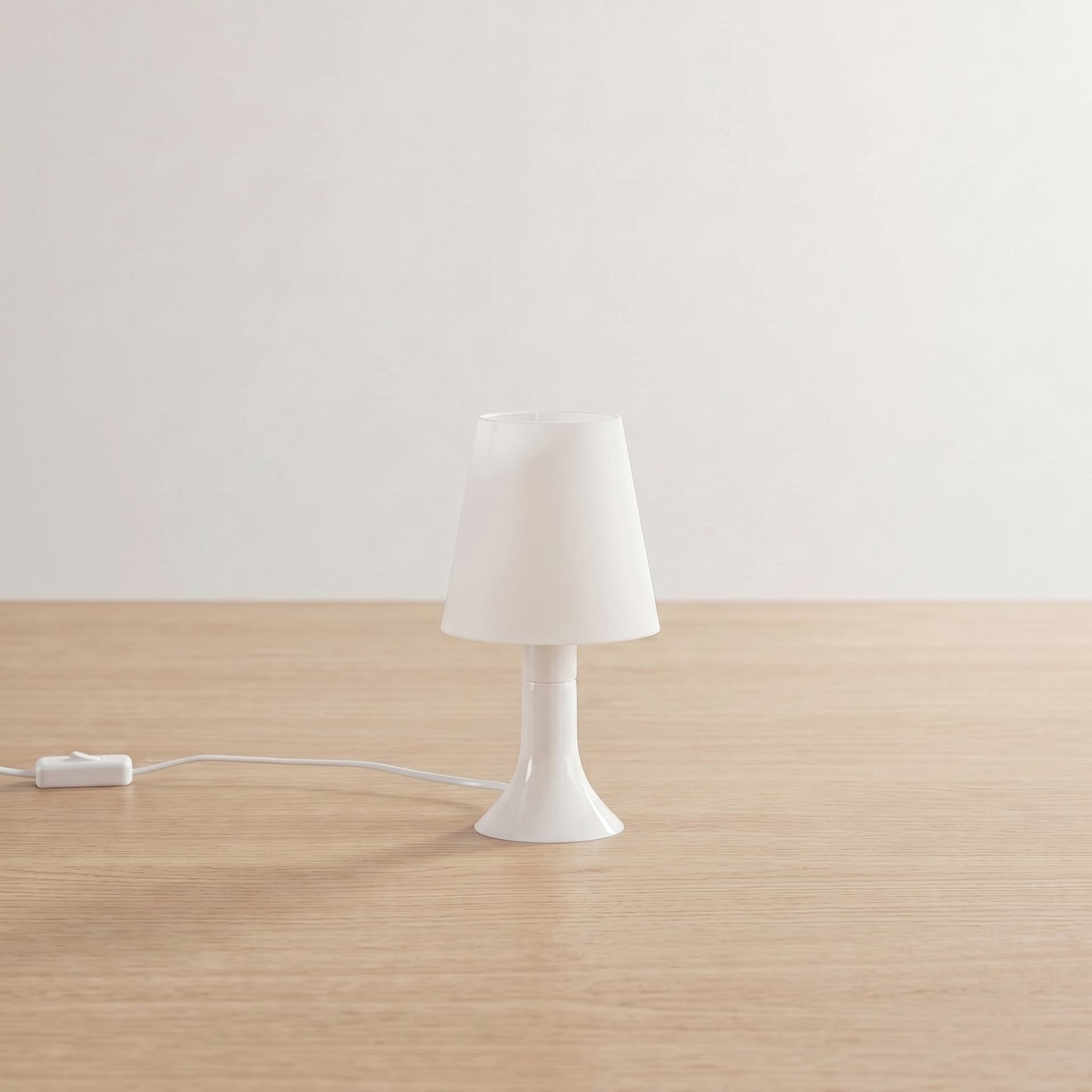 Lampada da comodino adatta anche a camere per bambini Disponibile in 5 varianti 1XE14 - 7