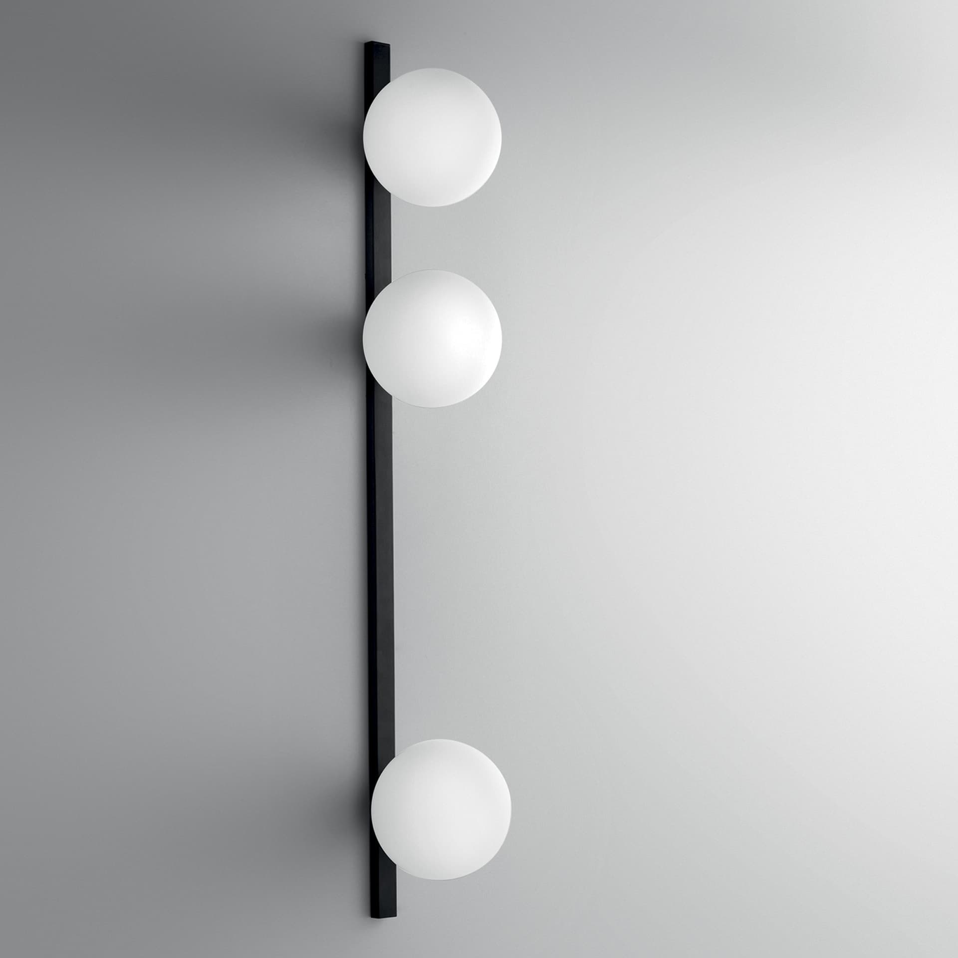 Applique Moderna Verticale Nero o Oro 3XE14 - 2