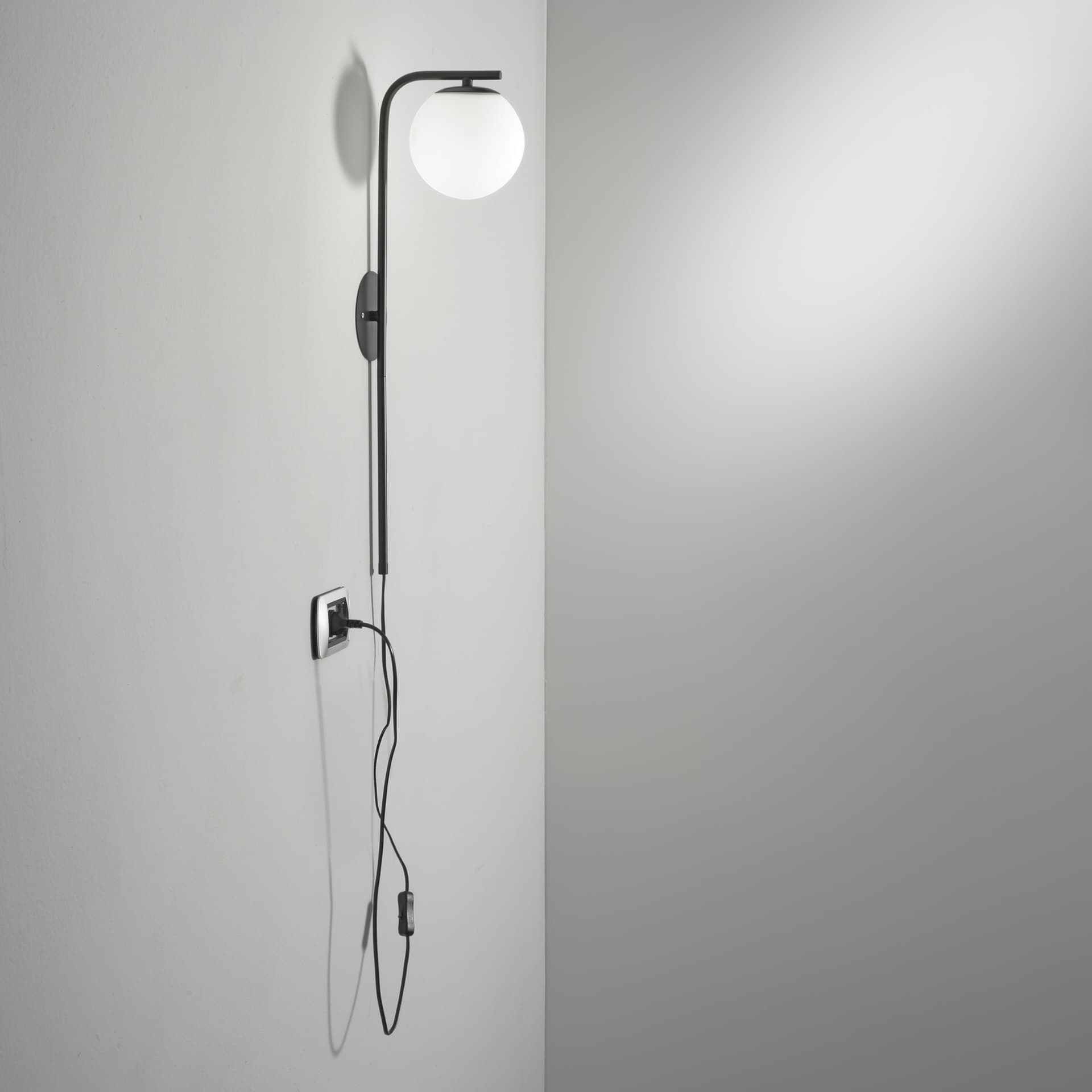 Applique Moderna Verticale Oro Nera o Bianca E14 - 4