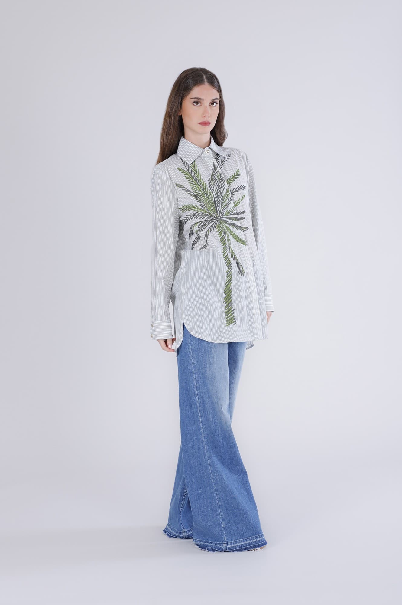 CAMICIA  RIGATA CON PALMA RICAMATA