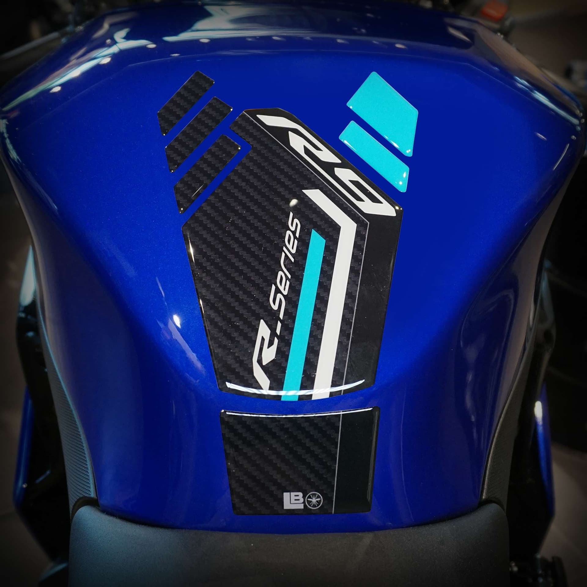 Adesivo resinato 3D Paraserbatoio moto compatibile con Yamaha R9 2025-2026 - 19