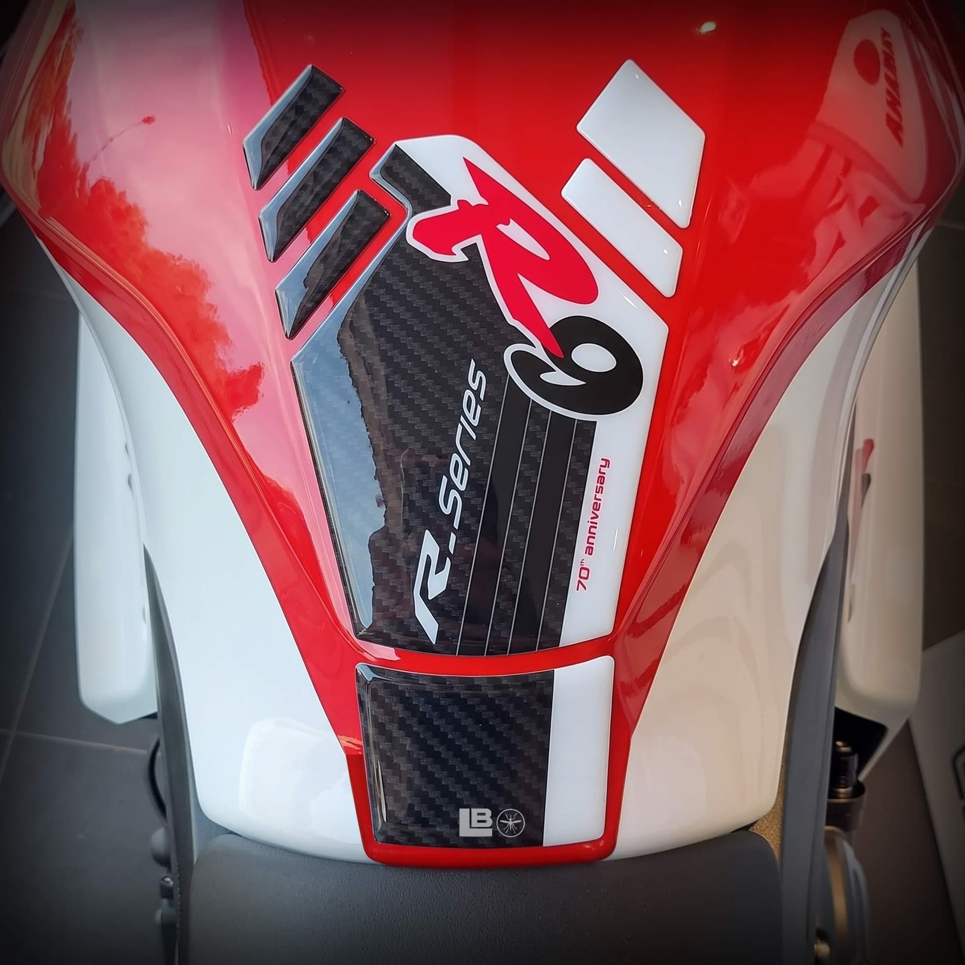 Adesivo resinato 3D Paraserbatoio moto compatibile con Yamaha R9 2025-2026 - 21