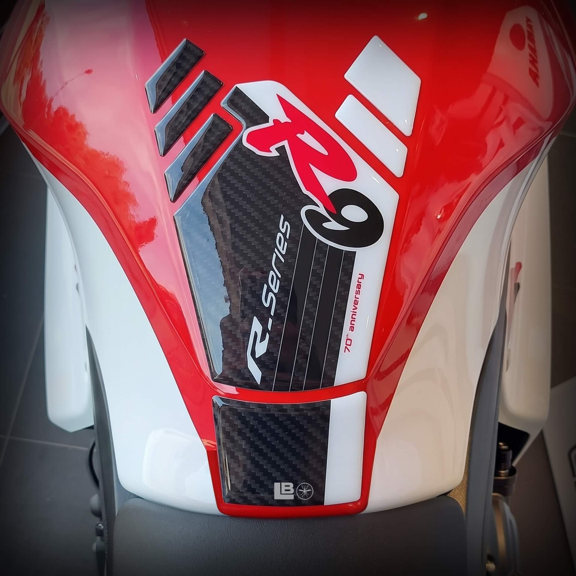 Adesivo resinato 3D Paraserbatoio moto compatibile con Yamaha R9 2025-2026 - 13