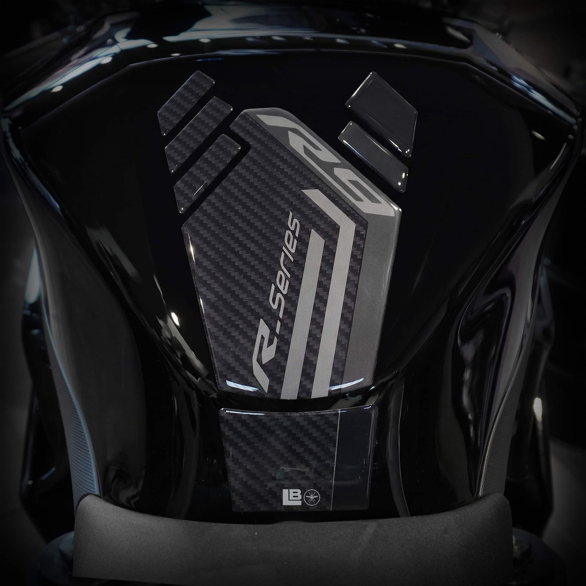 Adesivo resinato 3D Paraserbatoio moto compatibile con Yamaha R9 2025-2026 - 7