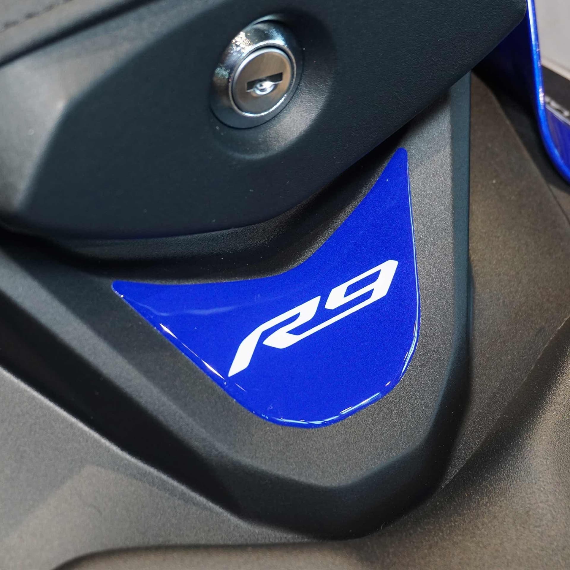 Adesivo 3D Protezione Coda Sella moto compatibile con Yamaha R9 2025-2026 - 1