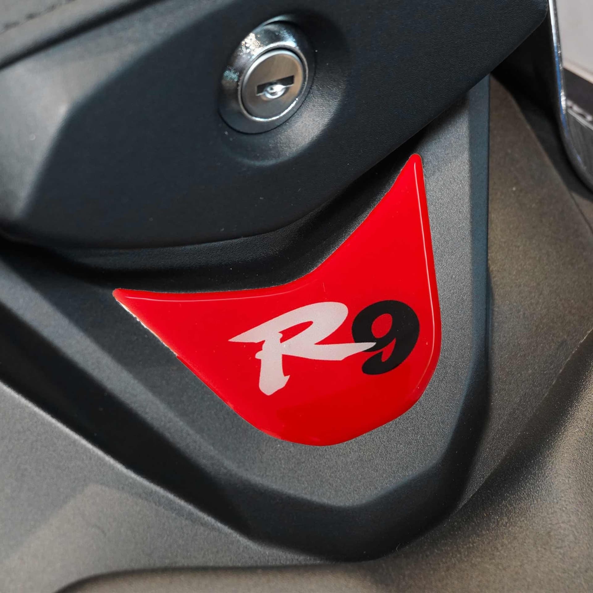 Adesivo 3D Protezione Coda Sella moto compatibile con Yamaha R9 2025-2026 - 11