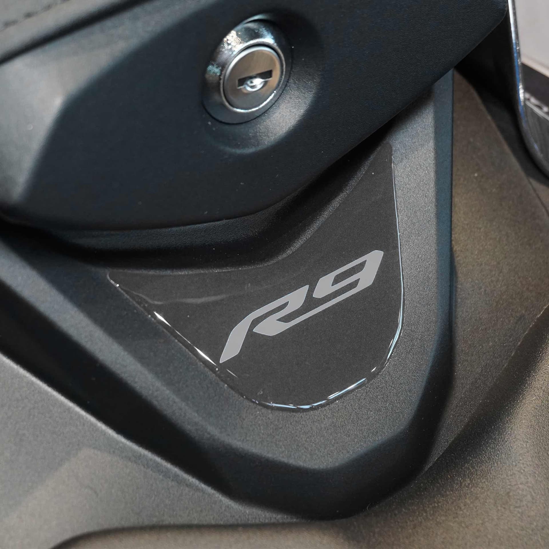 Adesivo 3D Protezione Coda Sella moto compatibile con Yamaha R9 2025-2026 - 6