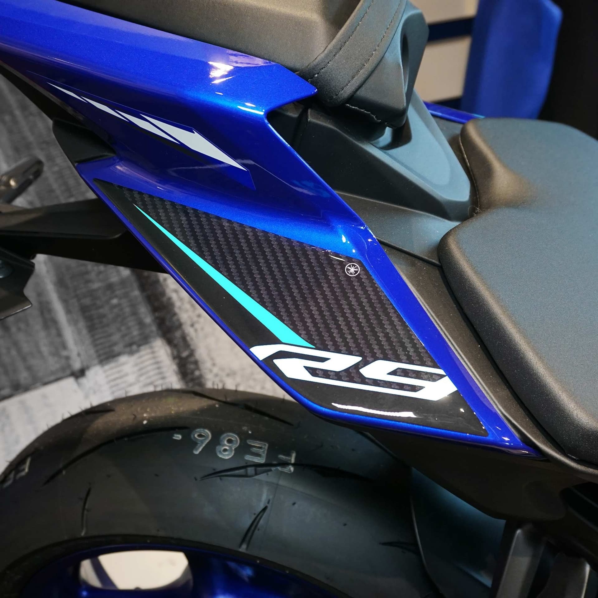 Adesivi Gel 3D Protezione Fianchetti moto compatibili con Yamaha R9 2026 - 1