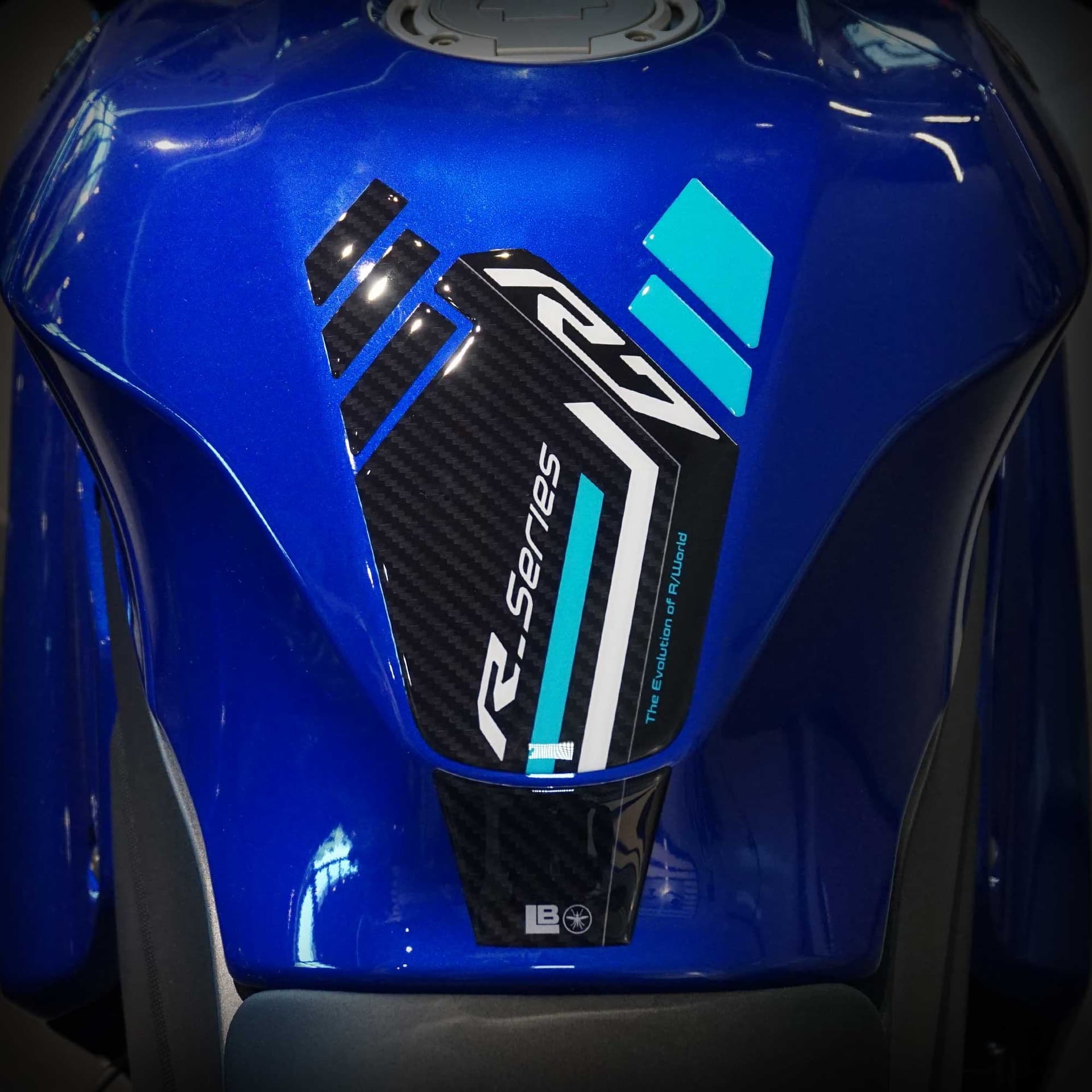 Paraserbatoio moto Adesivo resinato 3D compatibile con Yamaha R7 2026 - 19