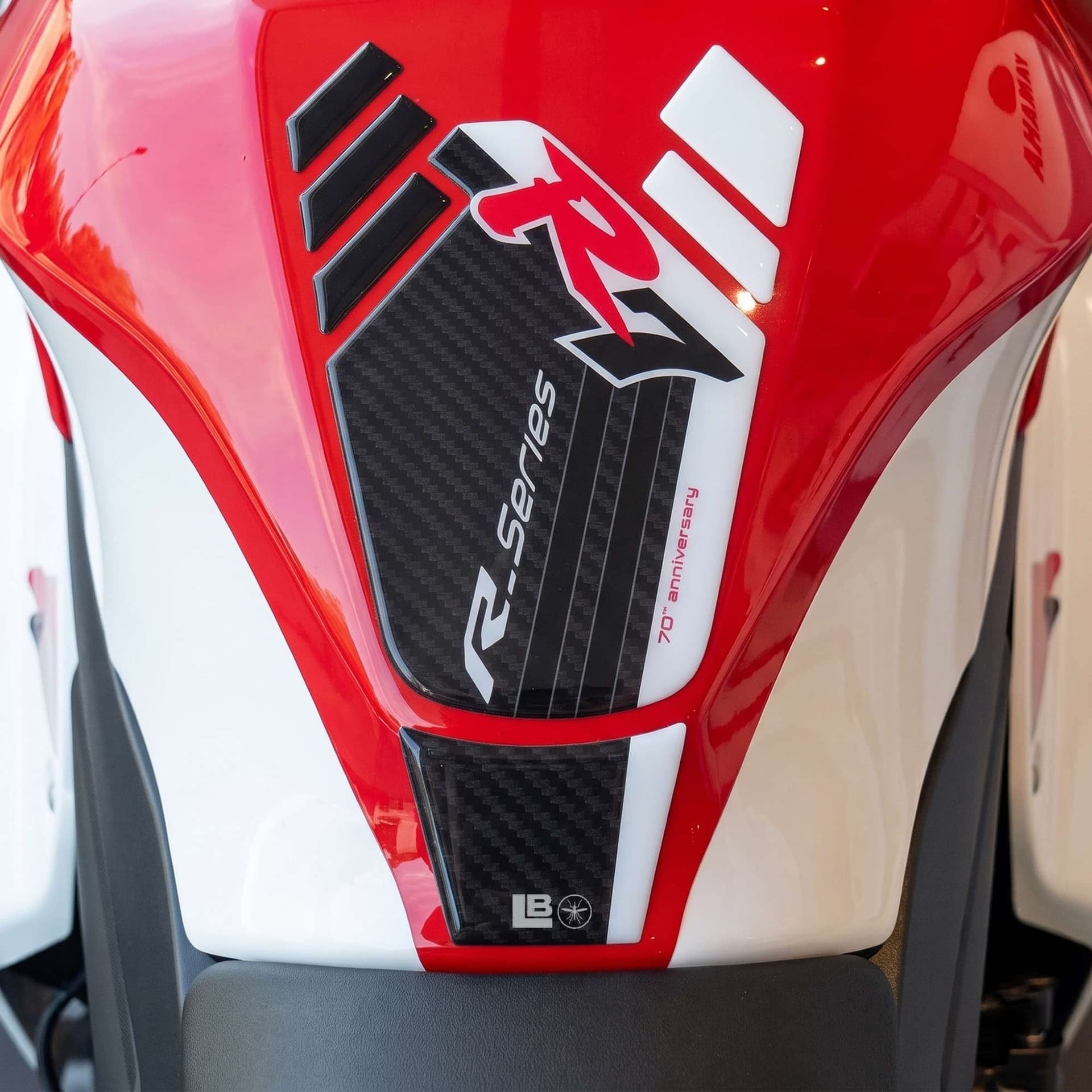 Paraserbatoio moto Adesivo resinato 3D compatibile con Yamaha R7 2026 - 14