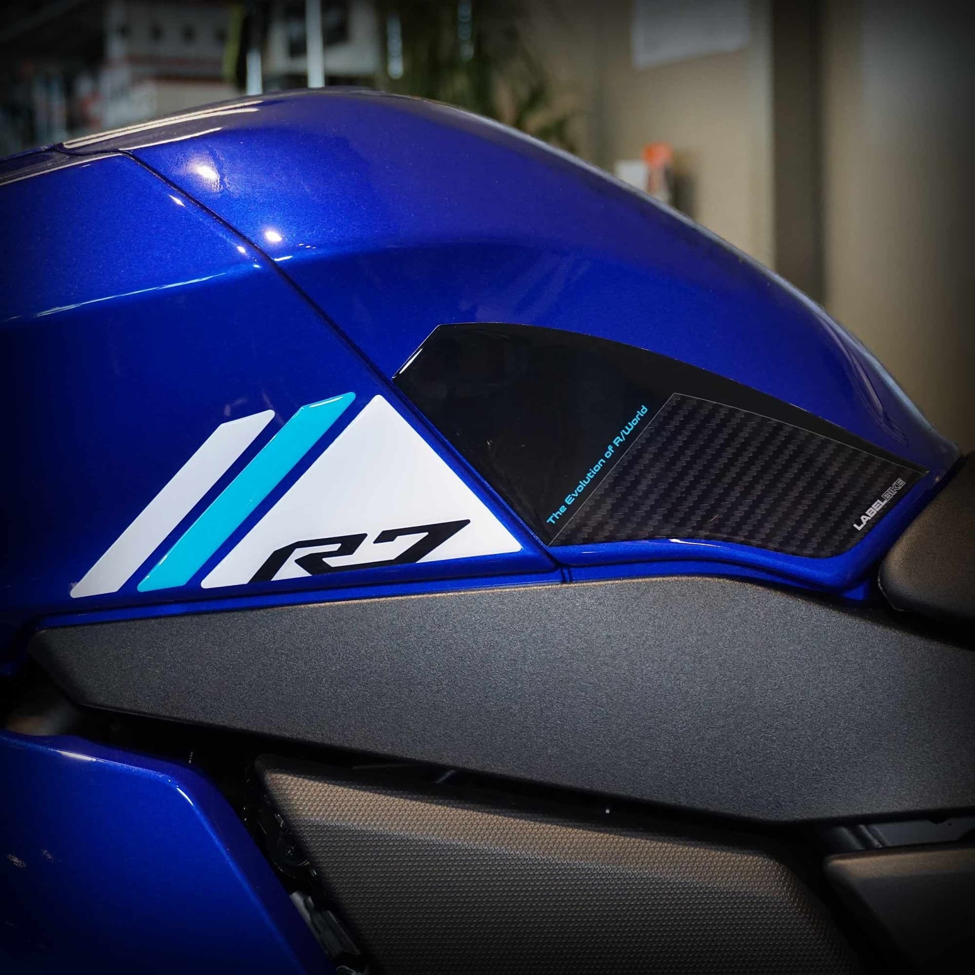 Adesivi Protezioni Laterali Serbatoio moto compatibile con Yamaha R7 2026 - 1