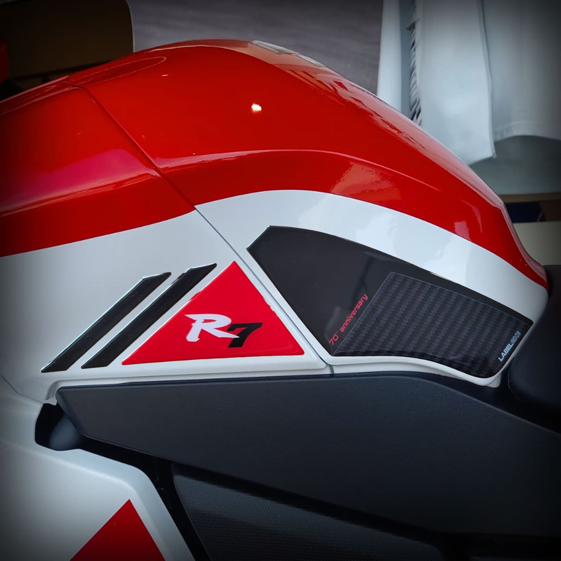 Adesivi Protezioni Laterali Serbatoio moto compatibile con Yamaha R7 2026 - 13