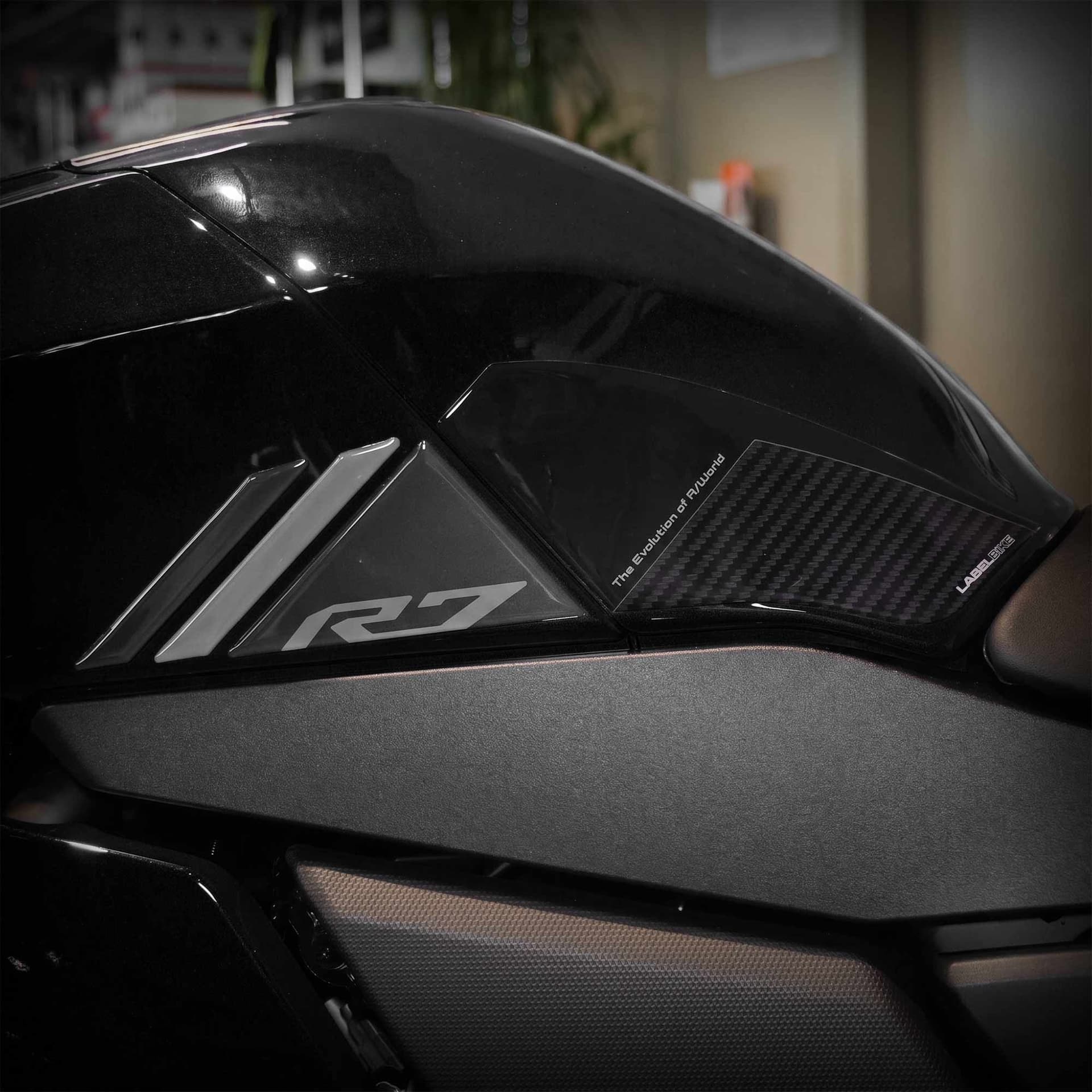 Adesivi Protezioni Laterali Serbatoio moto compatibile con Yamaha R7 2026 - 7
