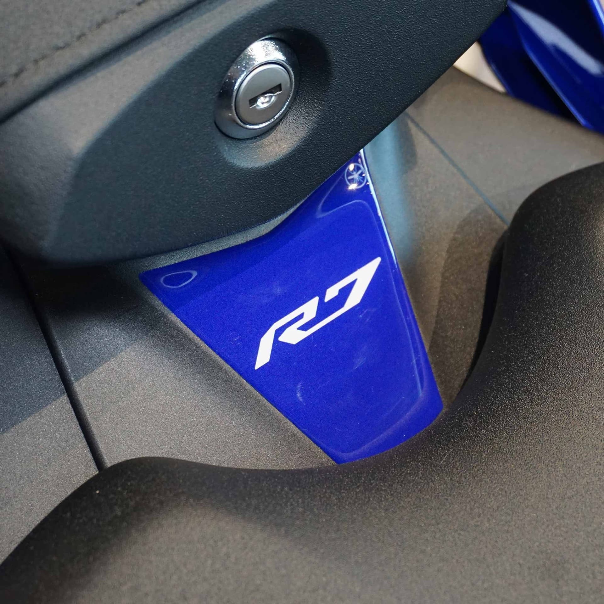 Adesivo 3D Protezione Coda Sella moto compatibile con Yamaha R7 2026 - 1